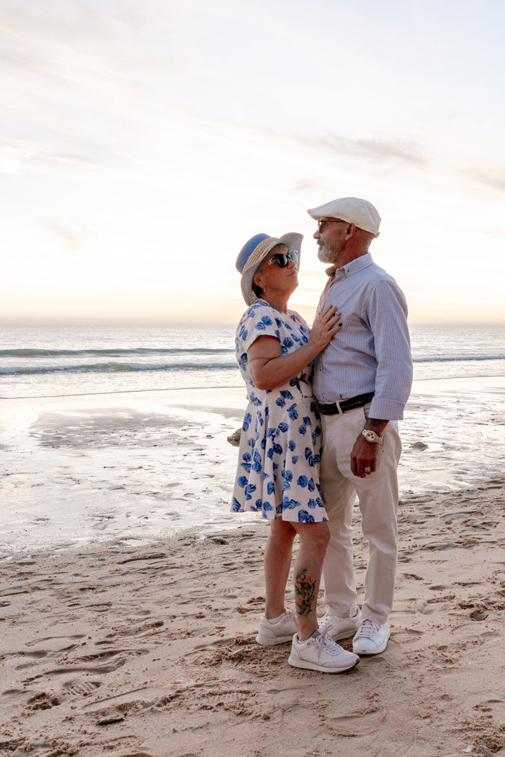 fotografia de casal ao por de sol na praia da gale no algarve 6