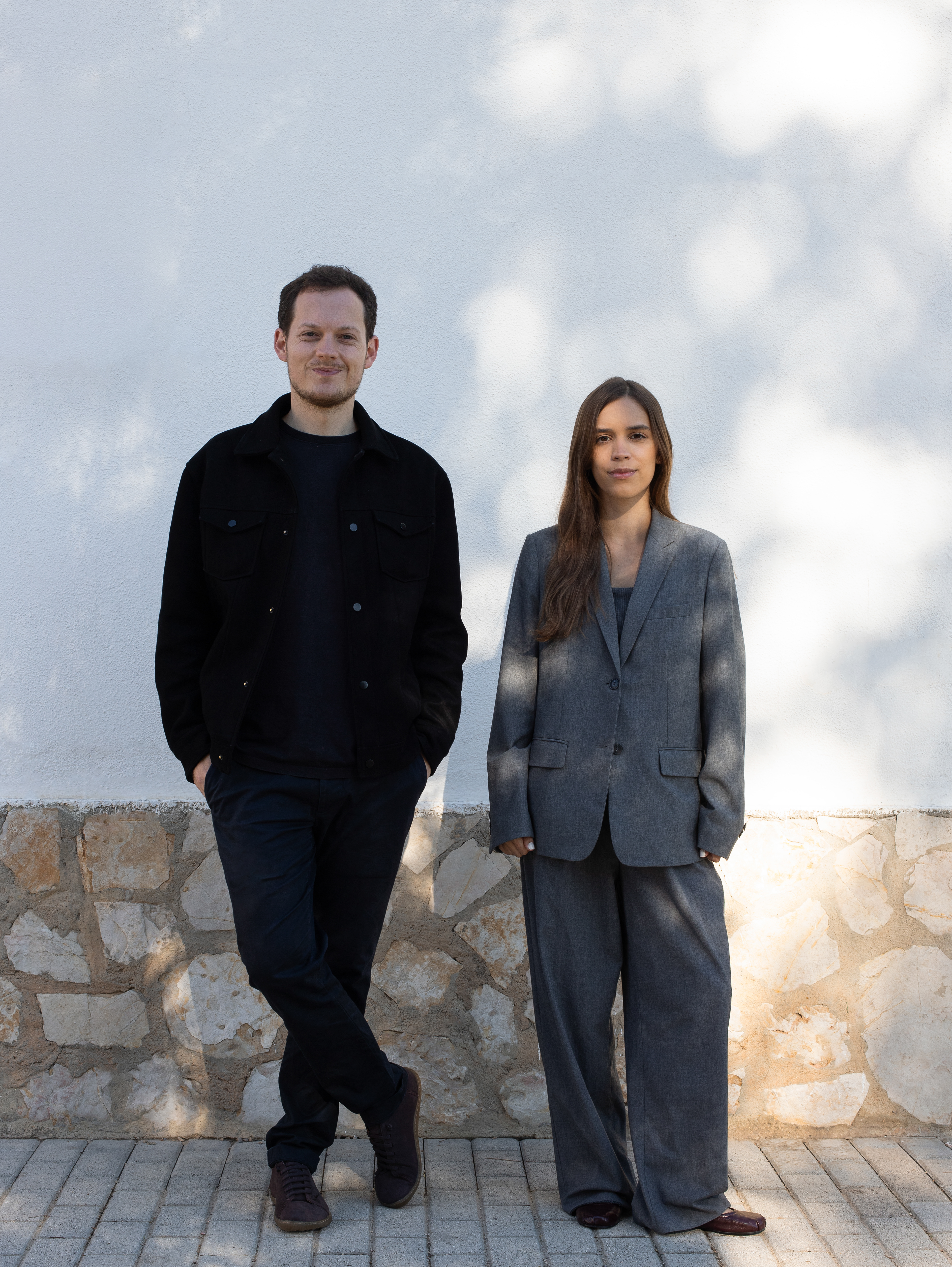 Somos um estúdio de arquitetura focado na criação de atmosferas sensíveis, traduzindo o espaço por meio de seu uso e sensações. Uma arquitetura que abre espaço para novas experiências, concretizada em harmonia com as pessoas e seus territórios. O trabalho do estúdio está focado no significado de sensibilidade em todos os seus sentidos. Primeiro, no sentido de emocionar as pessoas por meio da arquitetura. Logo após, a sensibilidade de estar atento a cada detalhe dos projetos com precisão. E em conjunto a isso, ser sensível com todos os processos e pessoas envolvidas em um projeto. Nossa prática é marcada pela multiplicidade de espaços de qualidade: perduram com o tempo, podem ter usos distintos e escalas diversas.  A excelência priorizada em todos os projetos surge a partir da coerência com o entorno e do diálogo com os clientes e colaboradores, e, portanto, sempre transmitindo empatia e confiança como premissas base do estúdio.