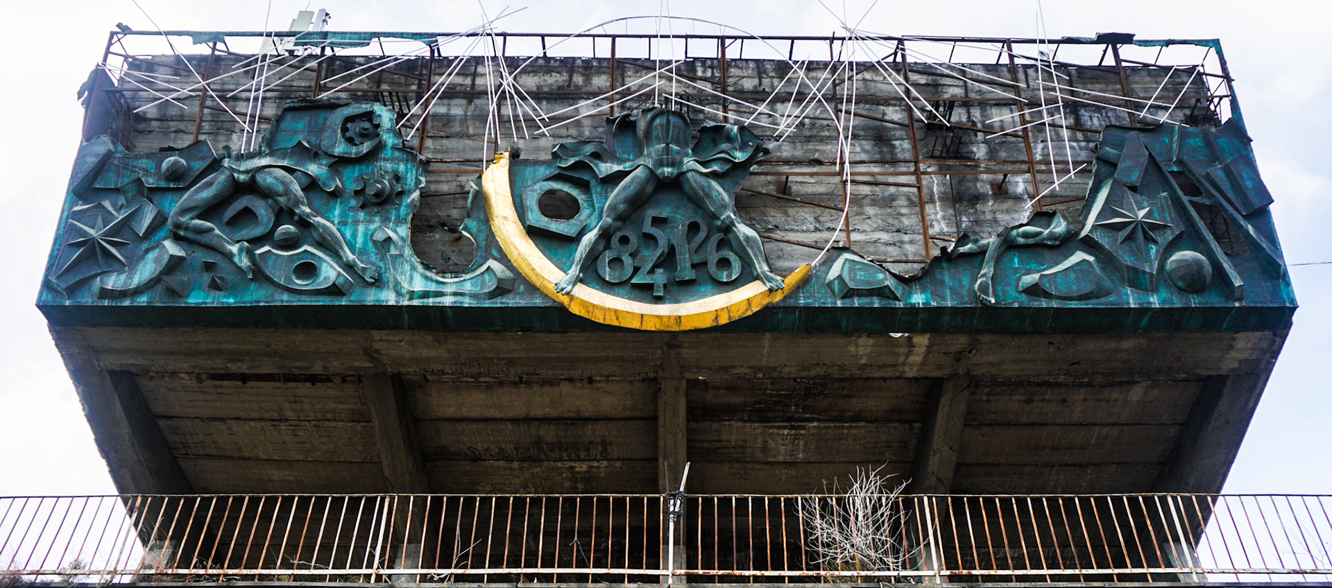 La Façade et le bâtiment tout entier ont été désertés après la sortie de l'URSS, La résidence de l'université a été squatté et les parties communes ont été Vandalisé