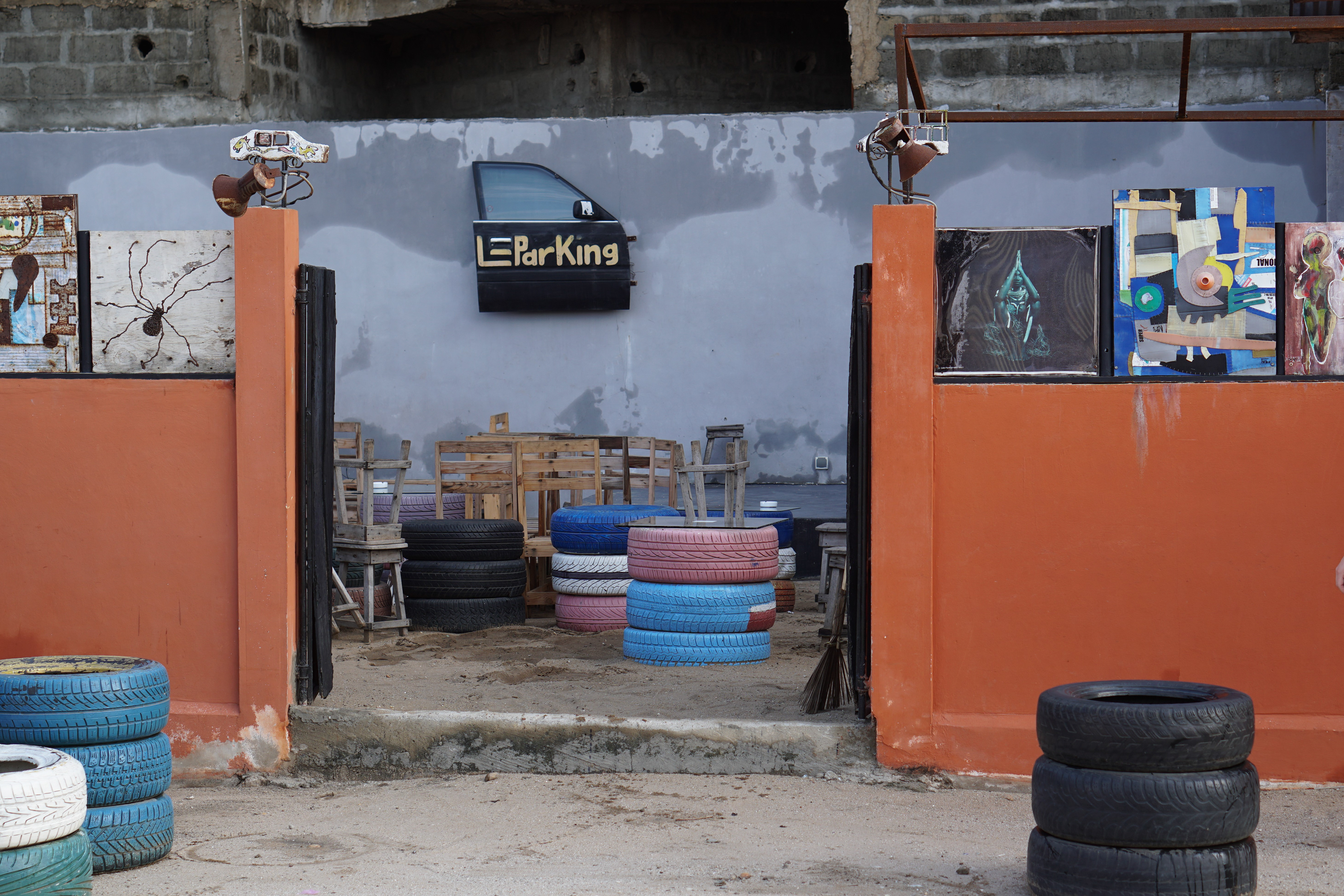 Les œuvres contemporaines  ont pris place à l'entrée du lieu