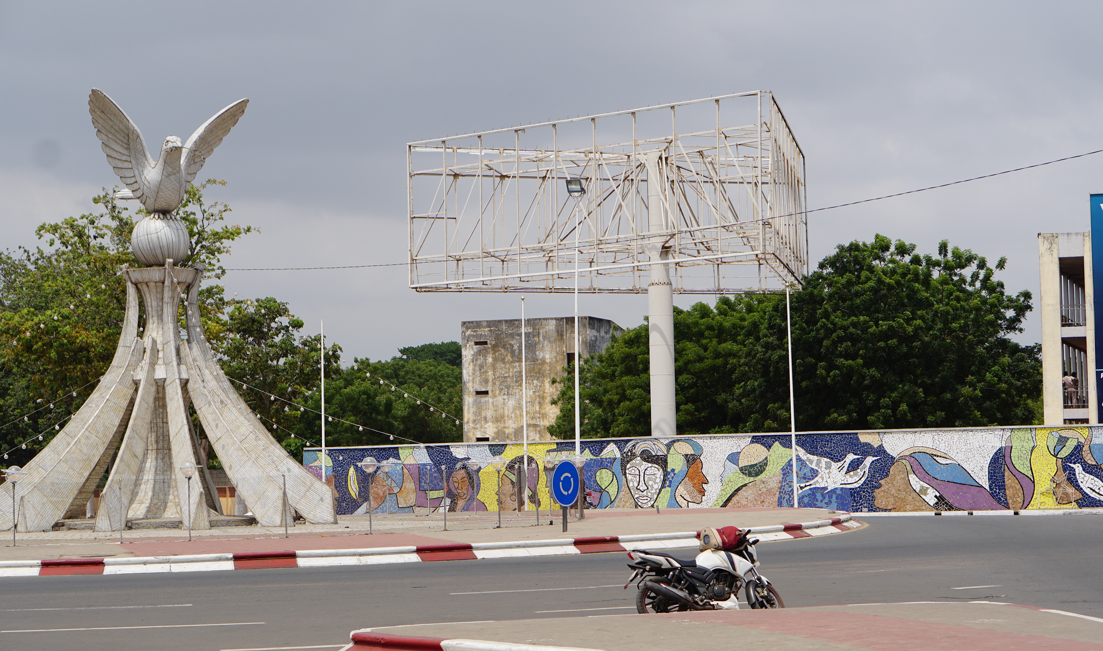 Le Chemin de la Paix, ensemble de fresques réalisé autour de la Colombe de la Paix à Lomé