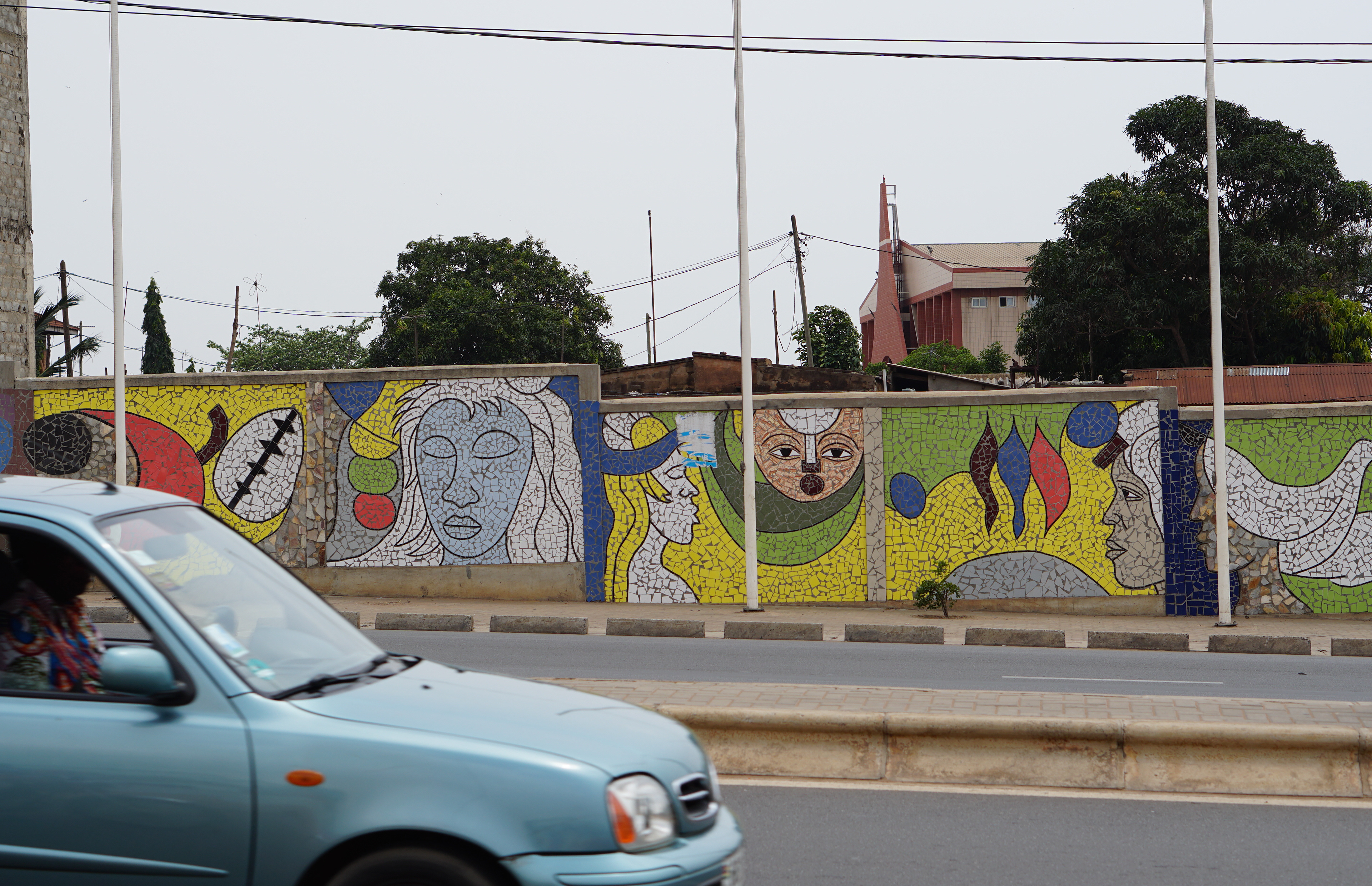 Le Chemin de la Paix, ensemble de fresques réalisé autour de la Colombe de la Paix à Lomé