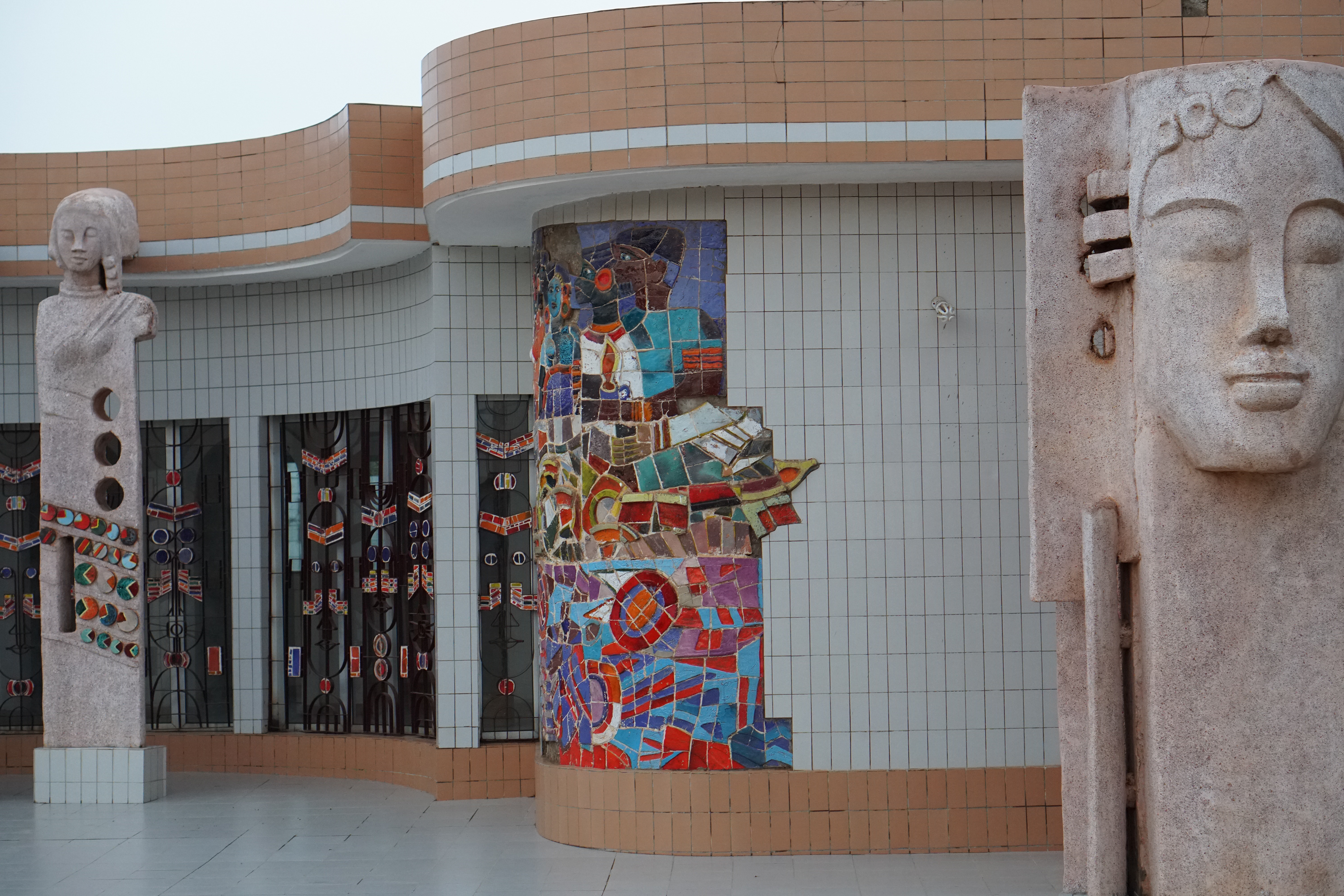 La fondation Agnassan, décorée par Paul Ahyi