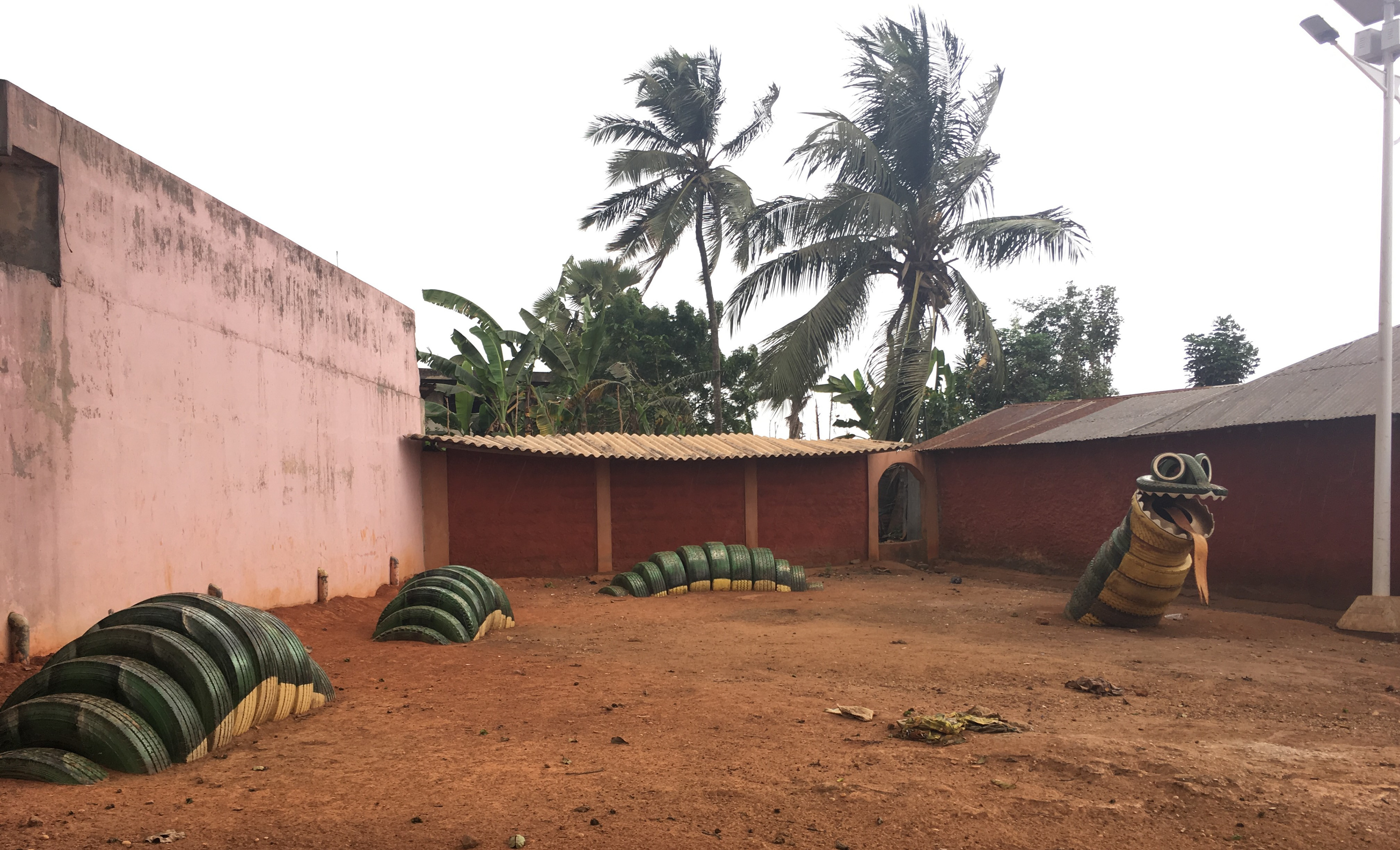 Oeuvre contemporaine installée sur l'une des places vaudou 