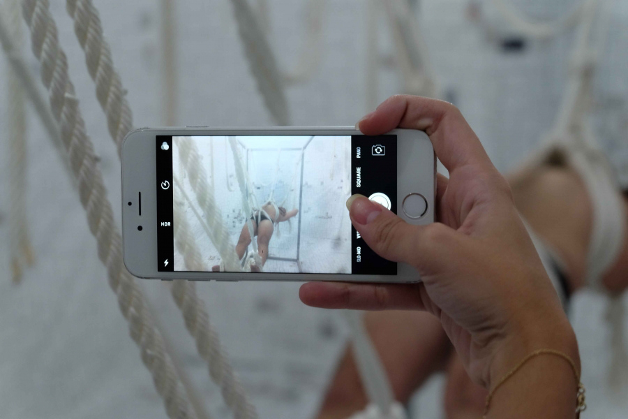 Public prenant en photo la performance