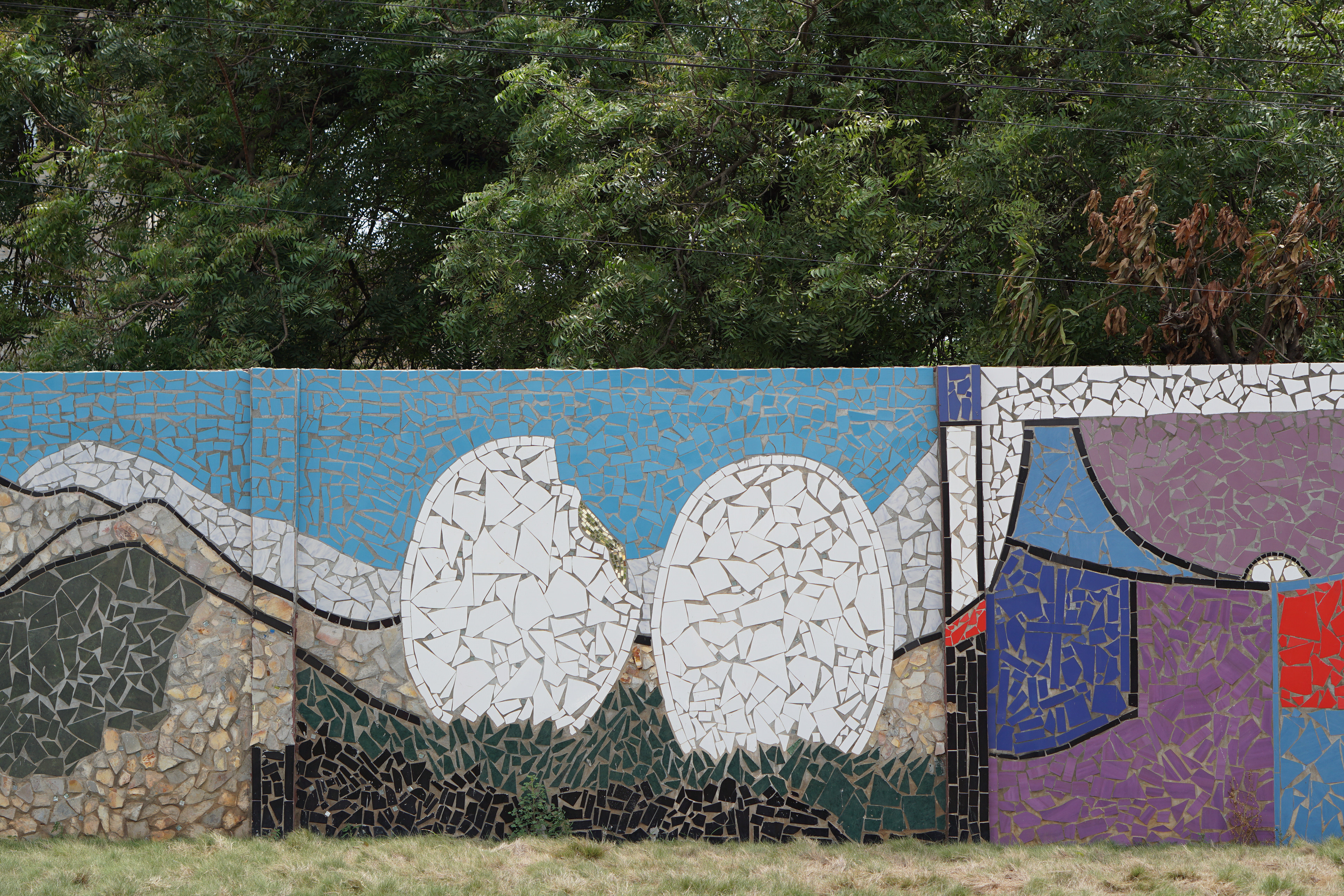 Le Chemin de la Paix, ensemble de fresques réalisé autour de la Colombe de la Paix à Lomé