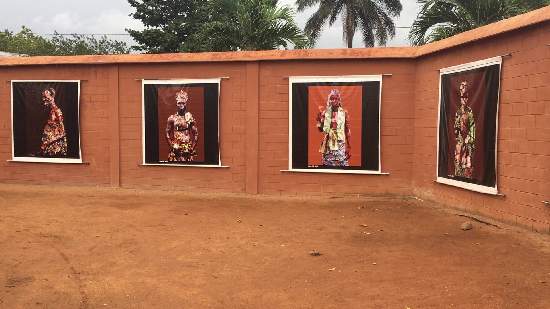 Exposition des photographies de Louis Oke-Agbo sur l'une des places publiques de la ville