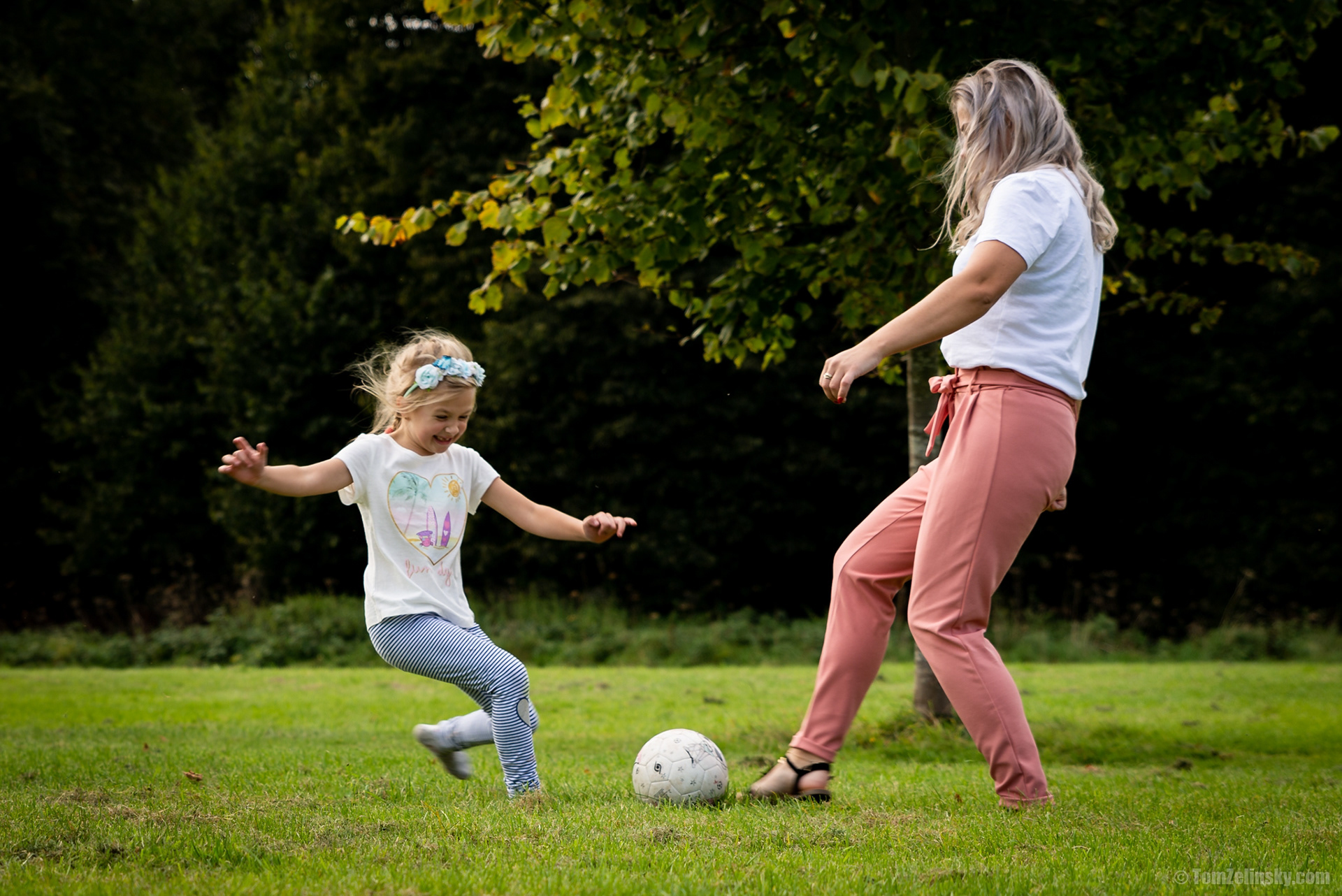 mum and daughter outdoor photoshoot