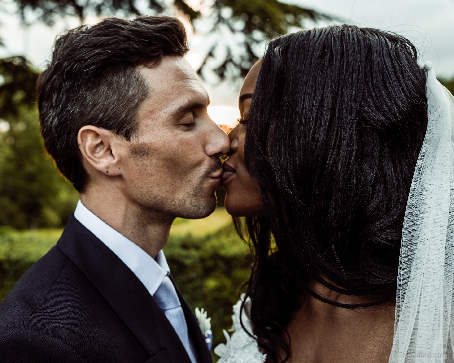 kiss - wedding photoshoot