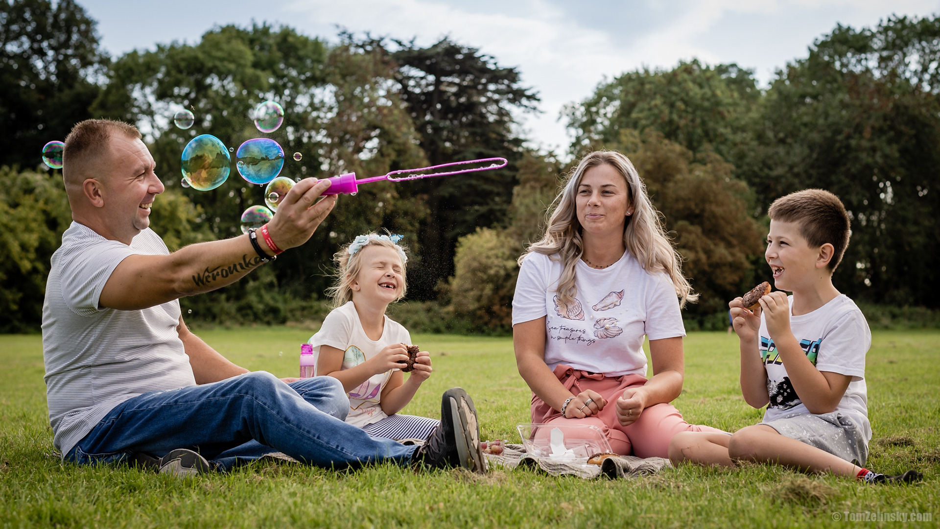 family candid outdoor photoshoot