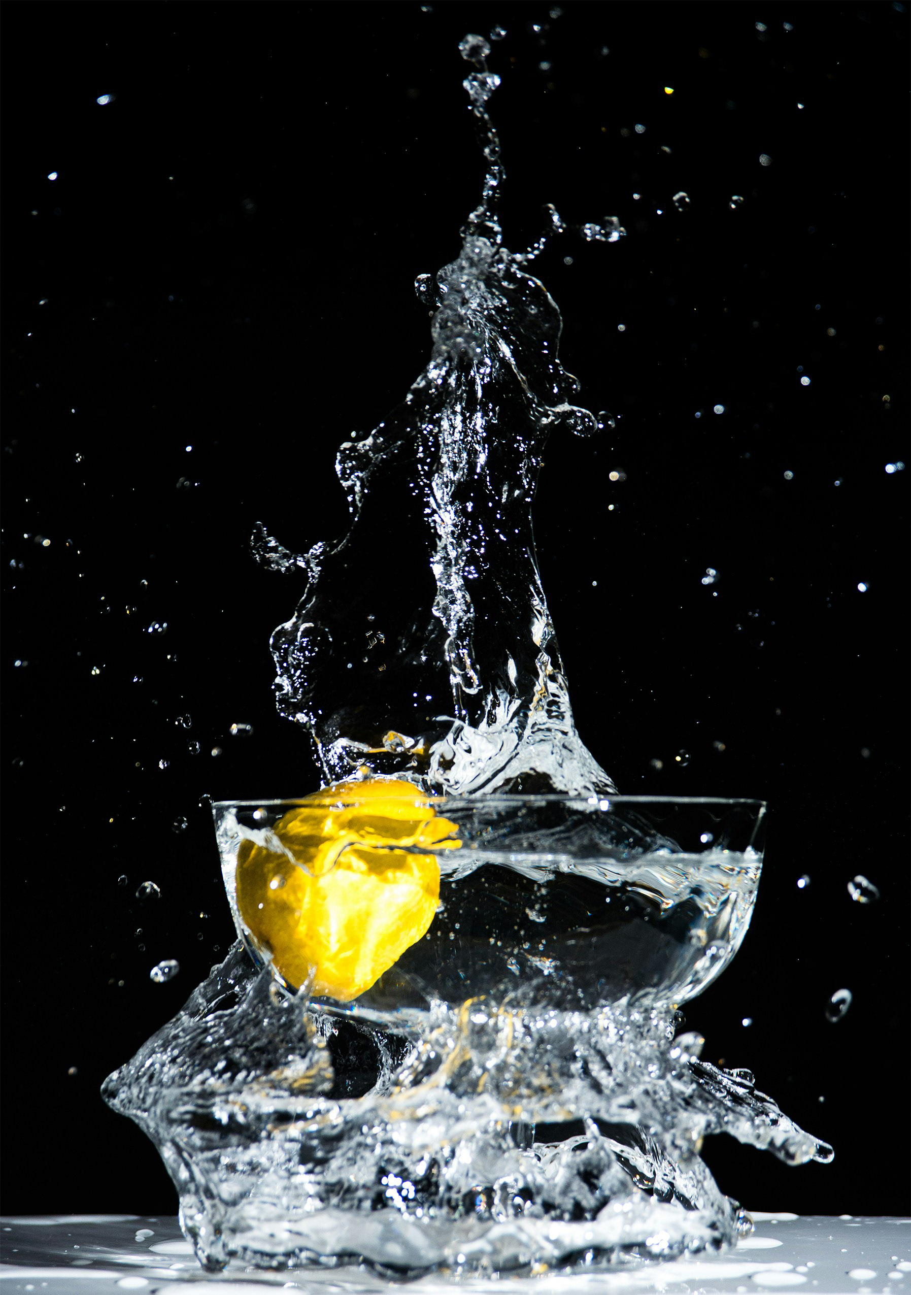 Liquid Nitrogen used on a plate with a lemon / The Gastro Label / www.gastro-label.com