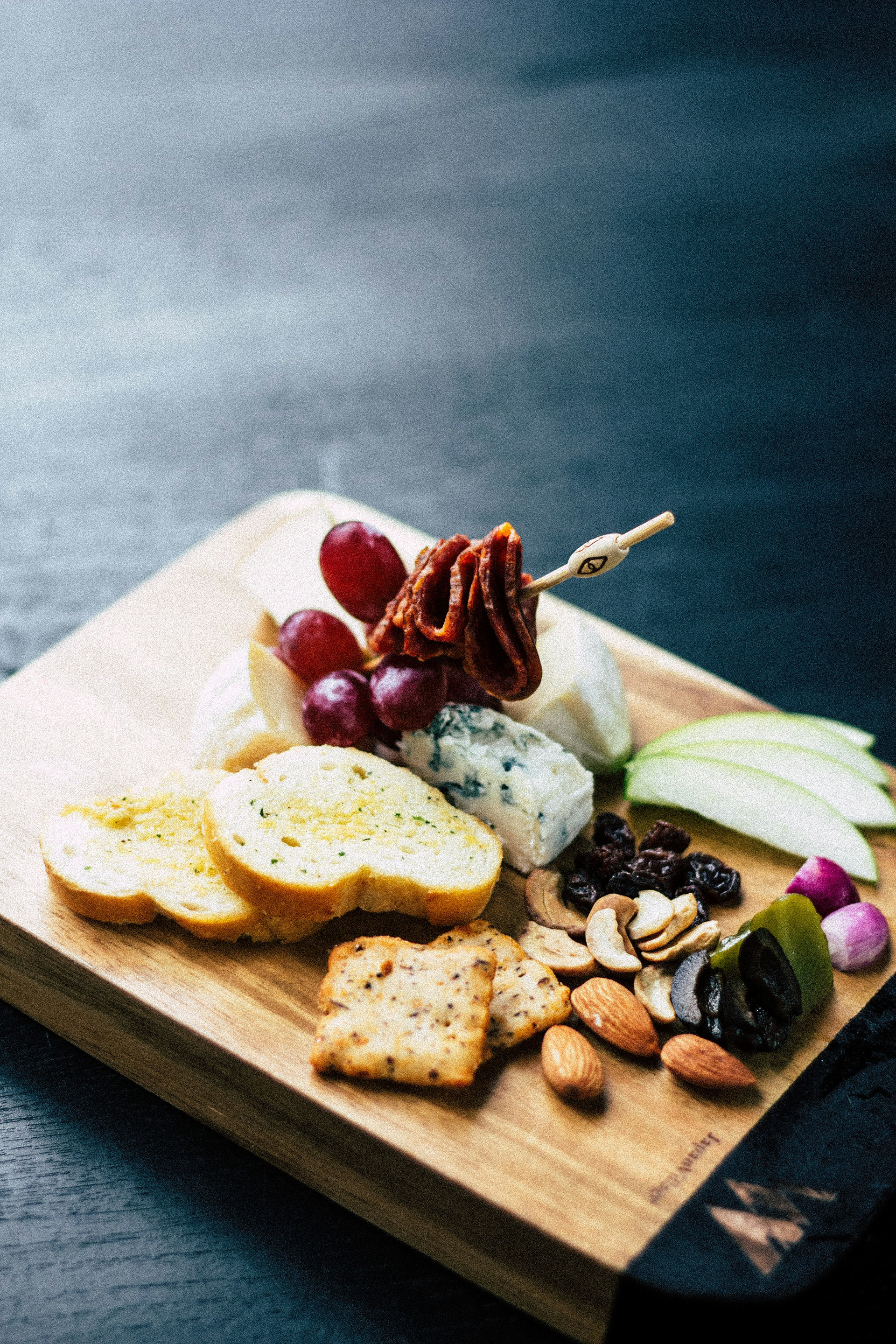 A very delicate-looking cheese platter with different types of cheese / The Gastro Label / www.gastro-label.com