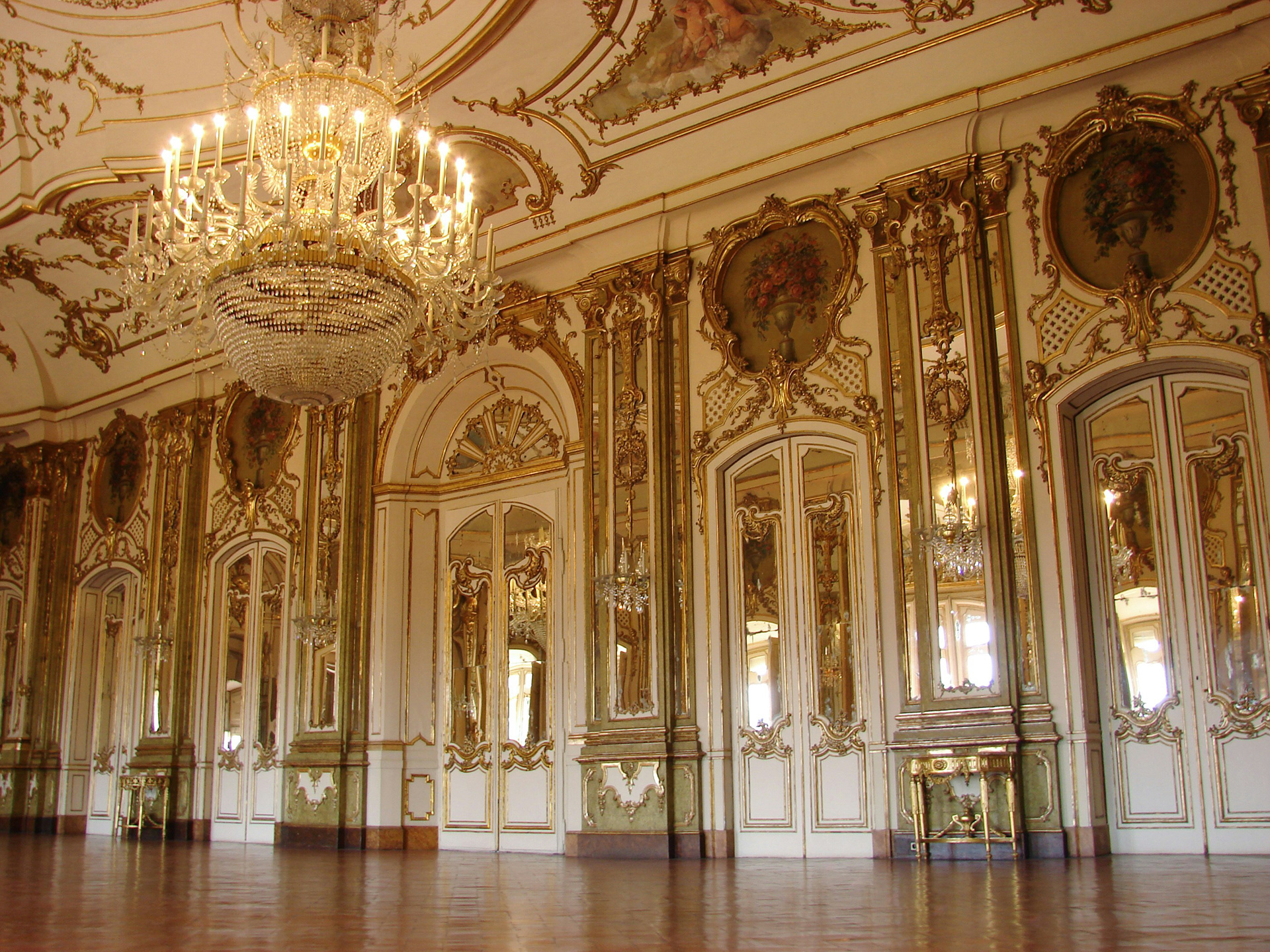 Royal room in the secret restaurant with golden decorations / The Gastro Label / www.gastro-label.com