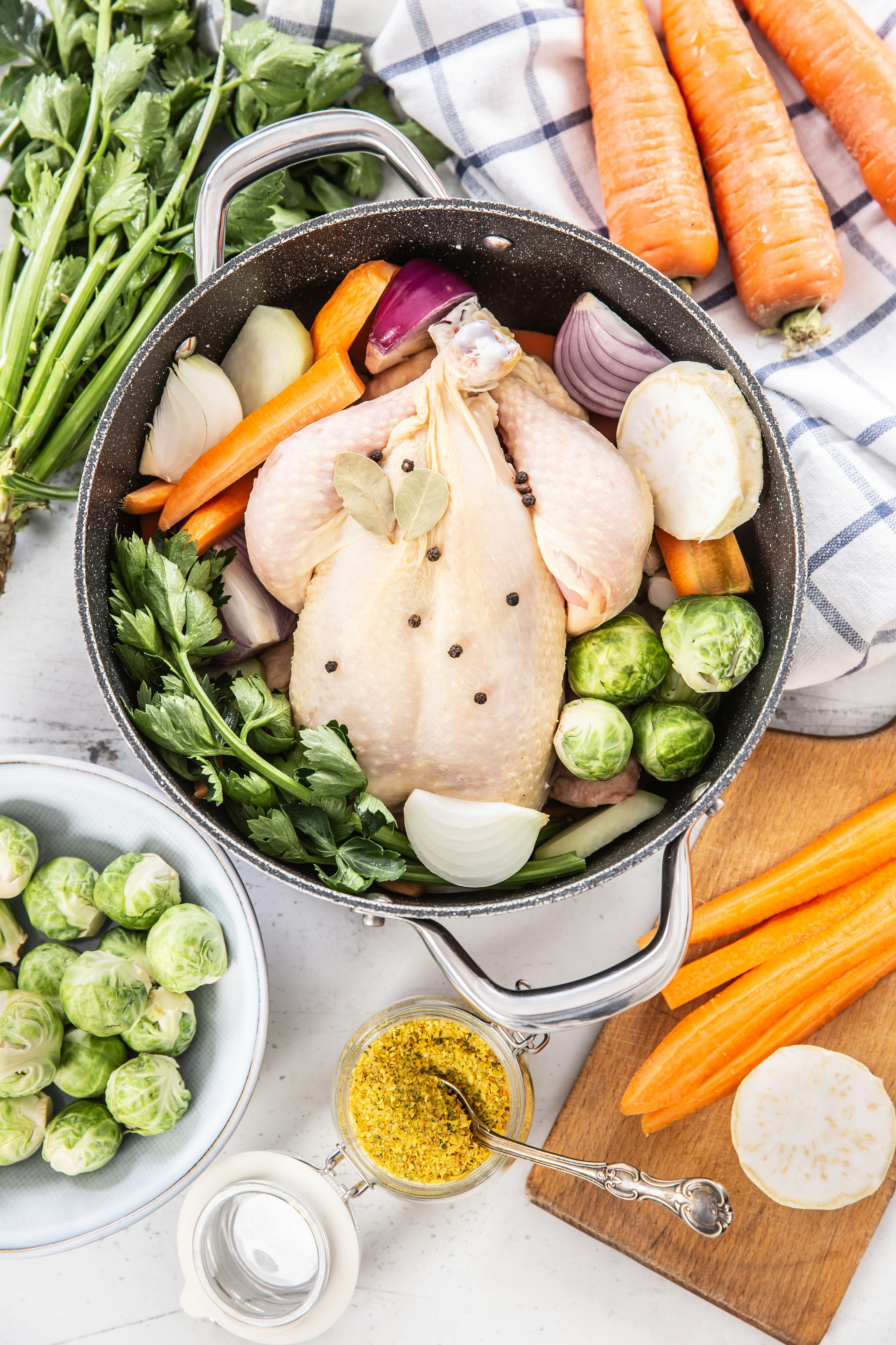 A whole chicken in a pot with vegetables / The Gastro Label Selection / www.gastro-label.com