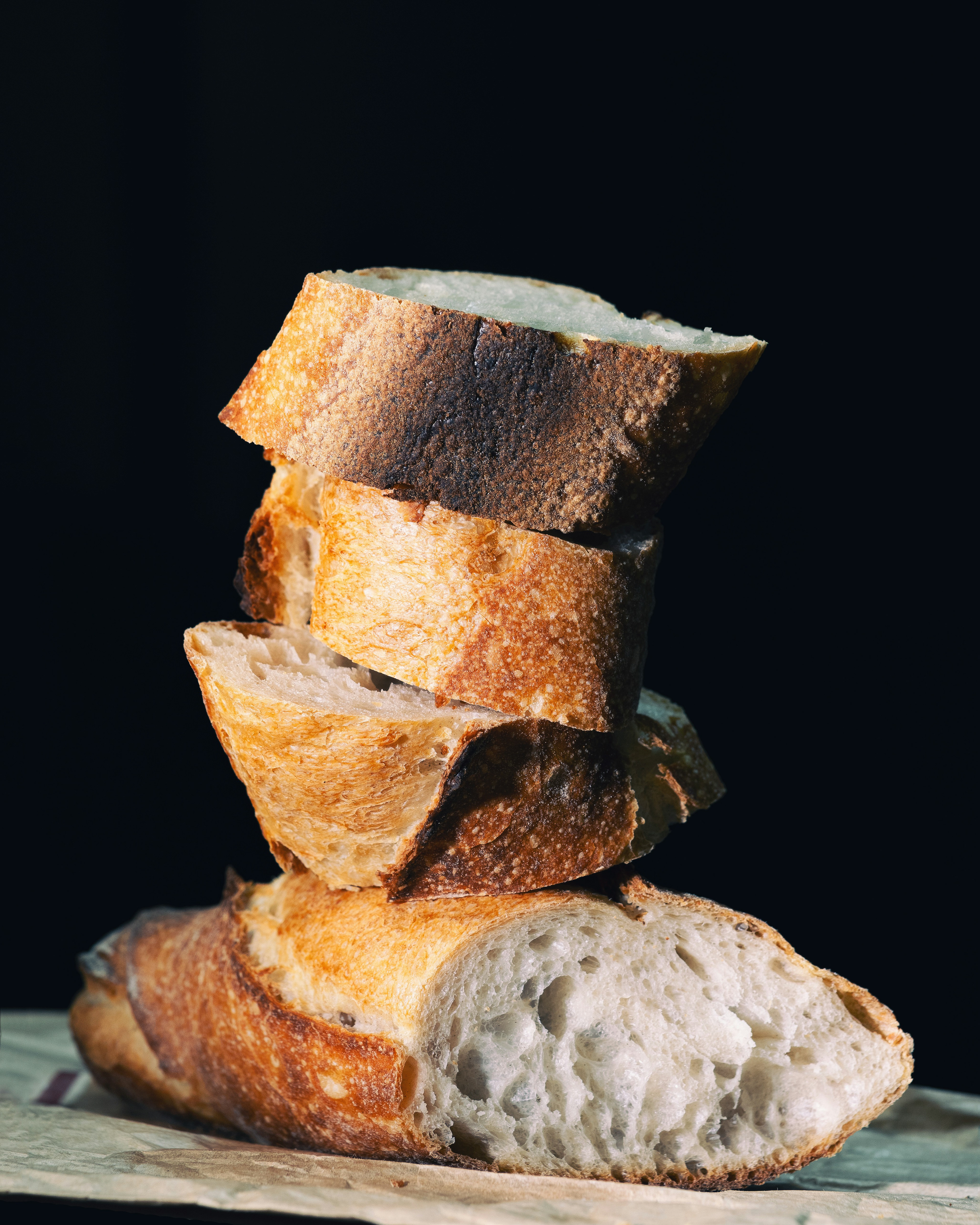 Freshly sliced baguette bread lined up / The Gastro Label / www.gastro-label.com