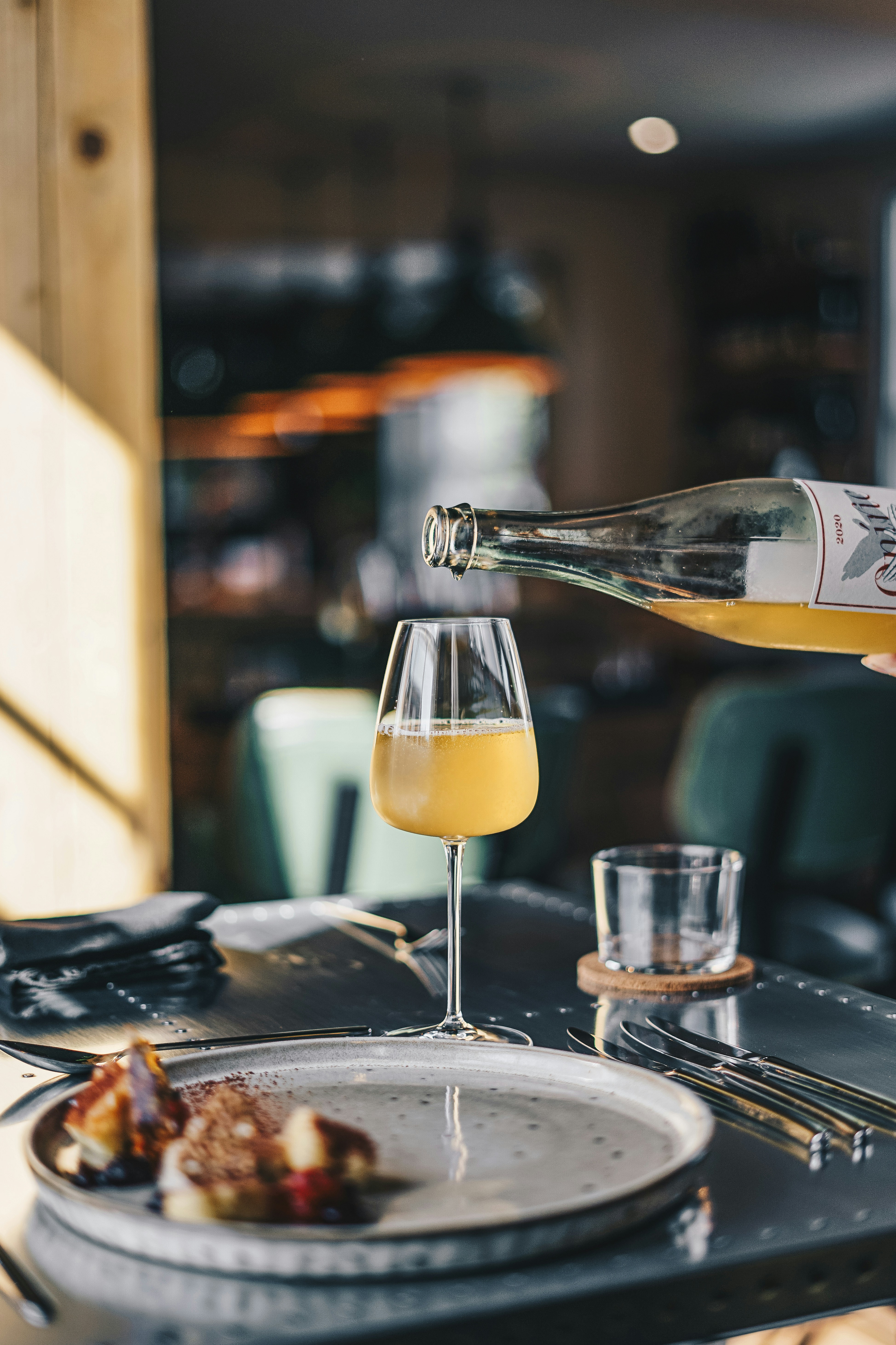 An invisible waiter serves white wine in the world's most secret restaurant / The Gastro Label / www.gastro-label.com