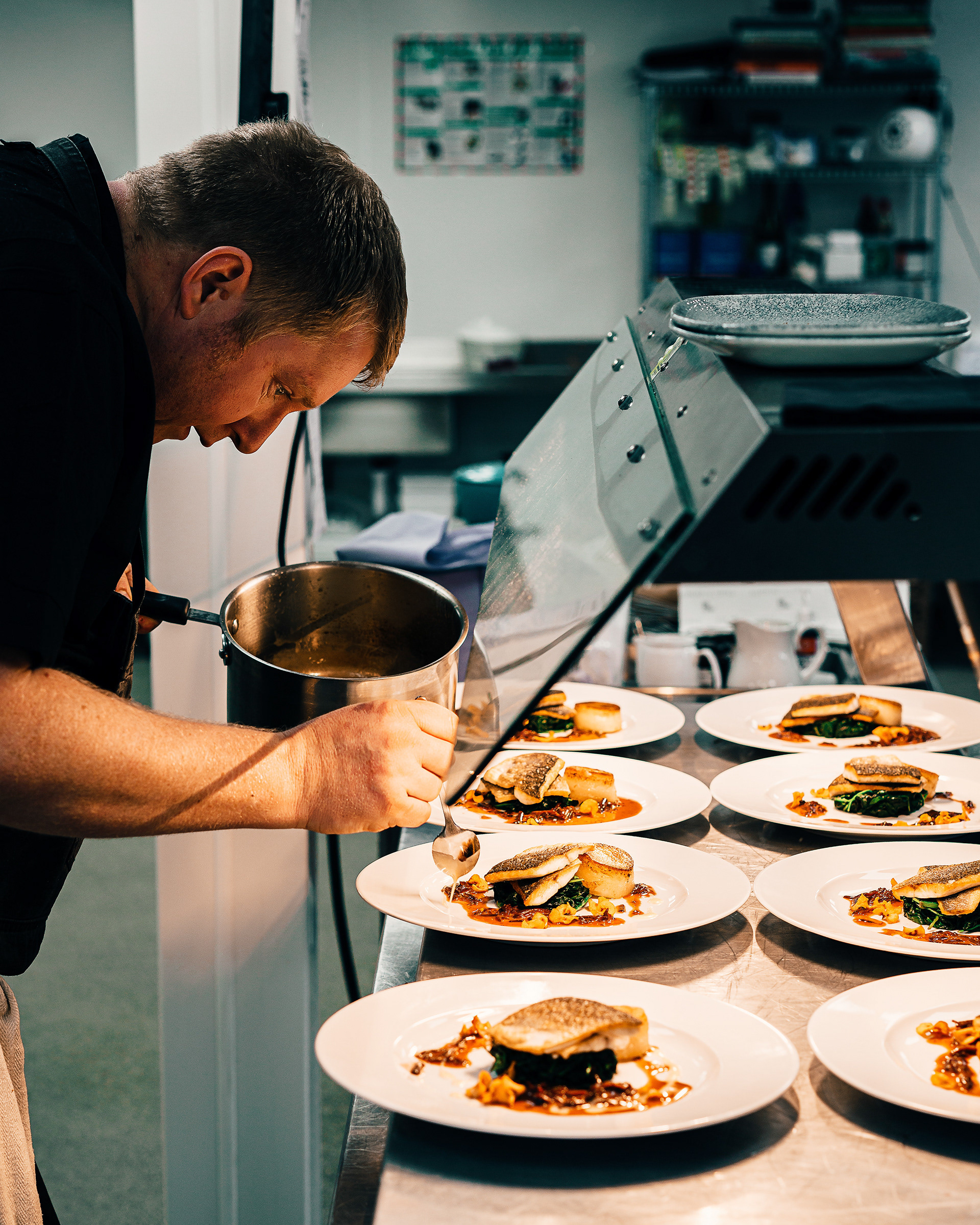 A chef prepares a plate / The Gastro Label / www.gastro-label.com