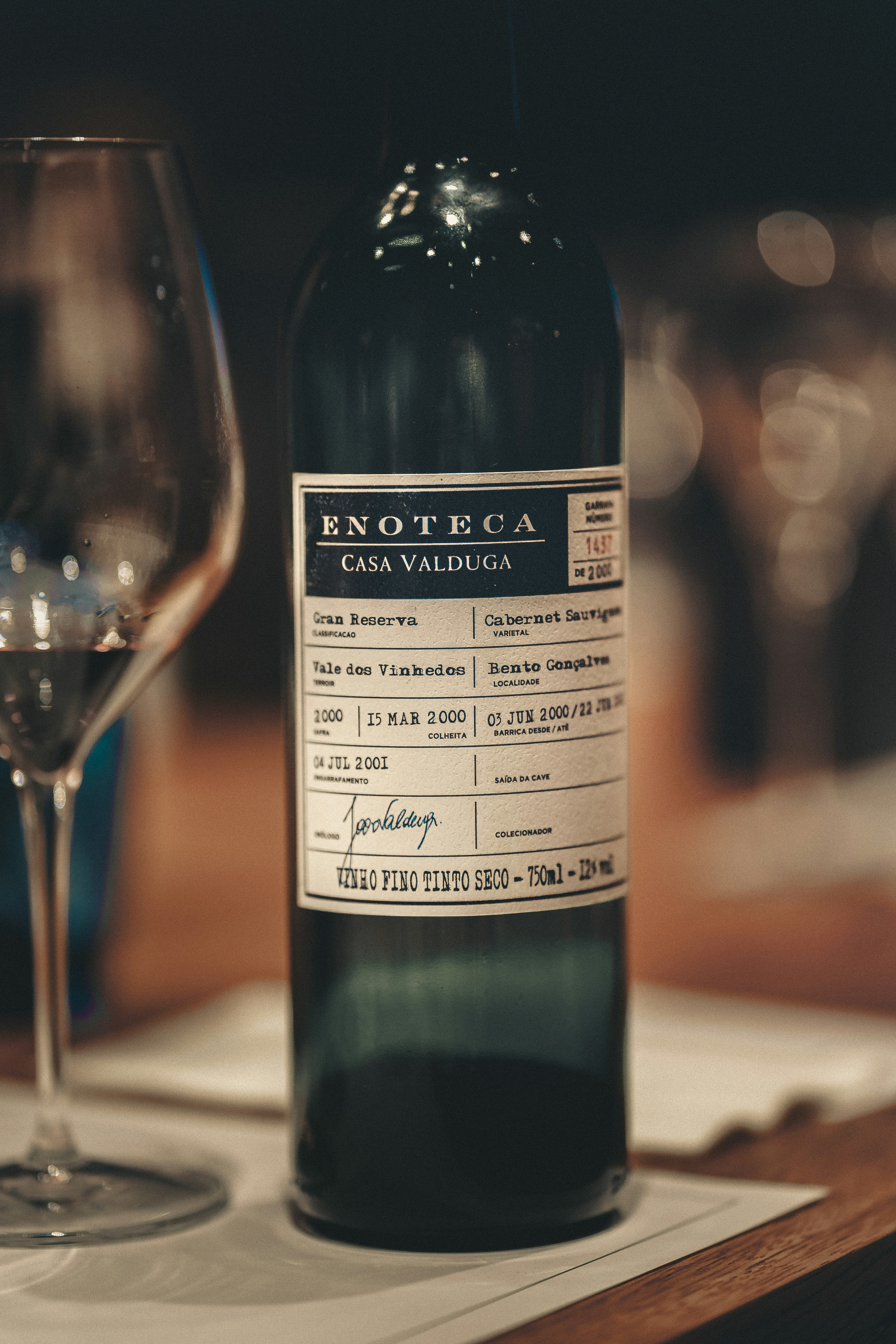 A very elegant wine bottle with a very attractive label from the year 2000 / The Gastro Label / www.gastro-label.com