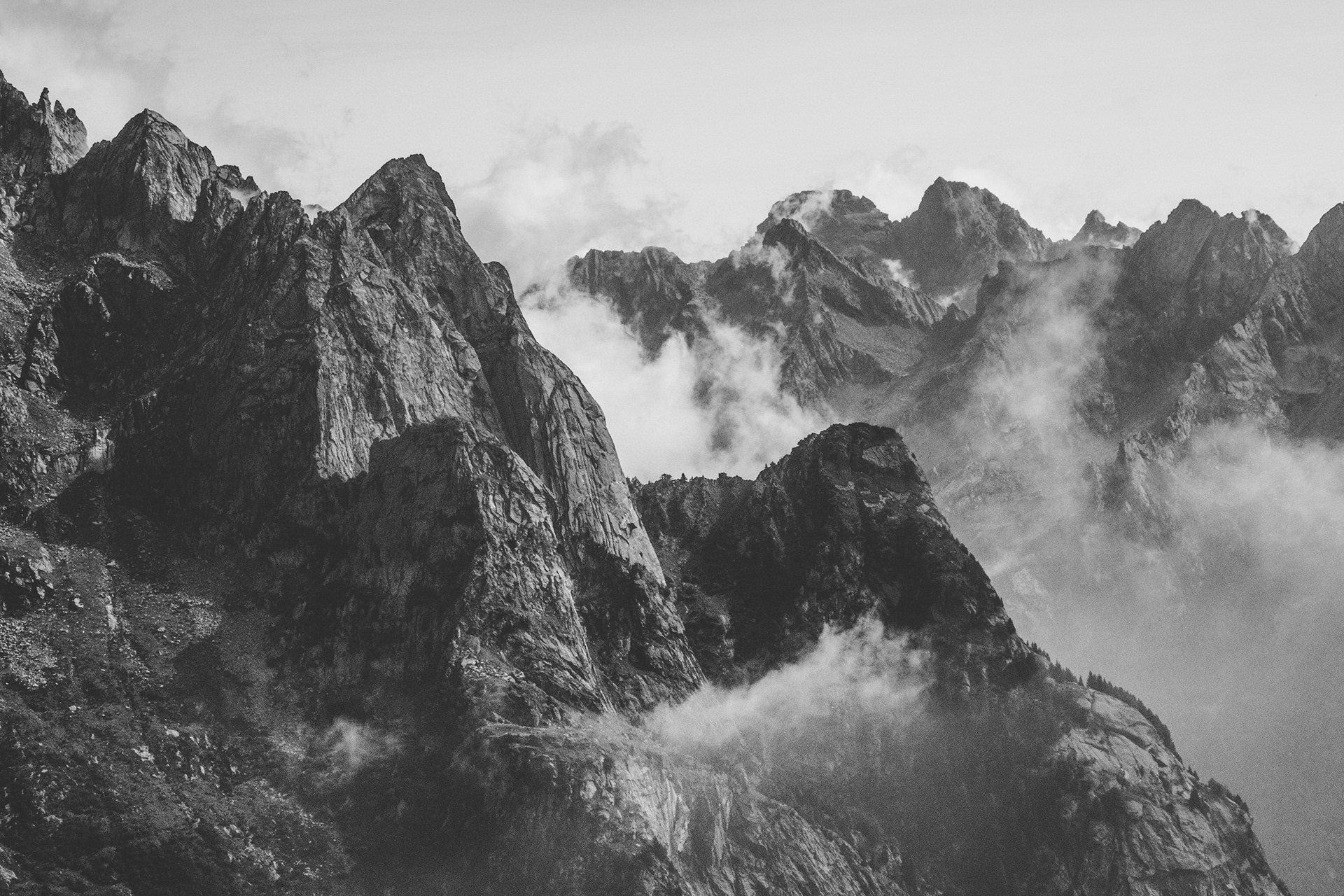 Monochrome photo of a mountain range / The Gastro Label Selection / www.gastro-label.com