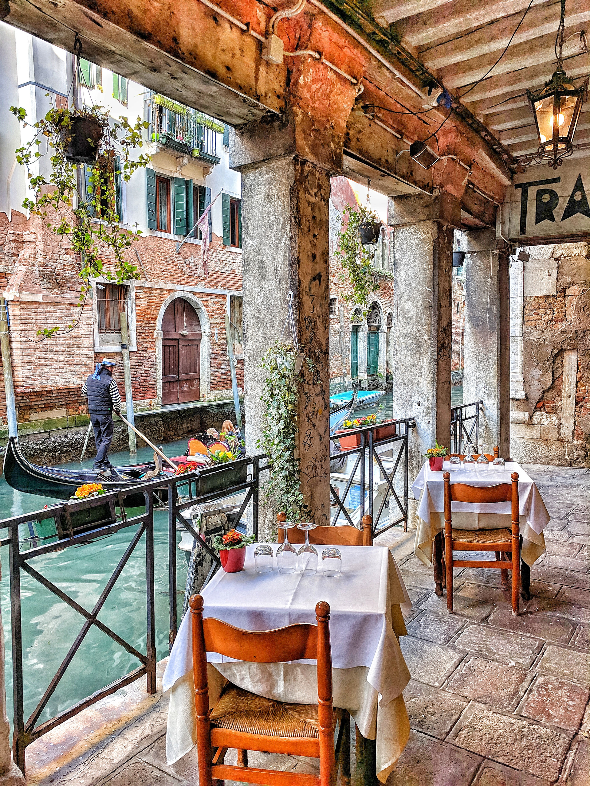 Elegant Italian restaurant in Venice, Italy directly on a balcony in front of the canals of Venice / The Gastro Label / www.gastro-label.com