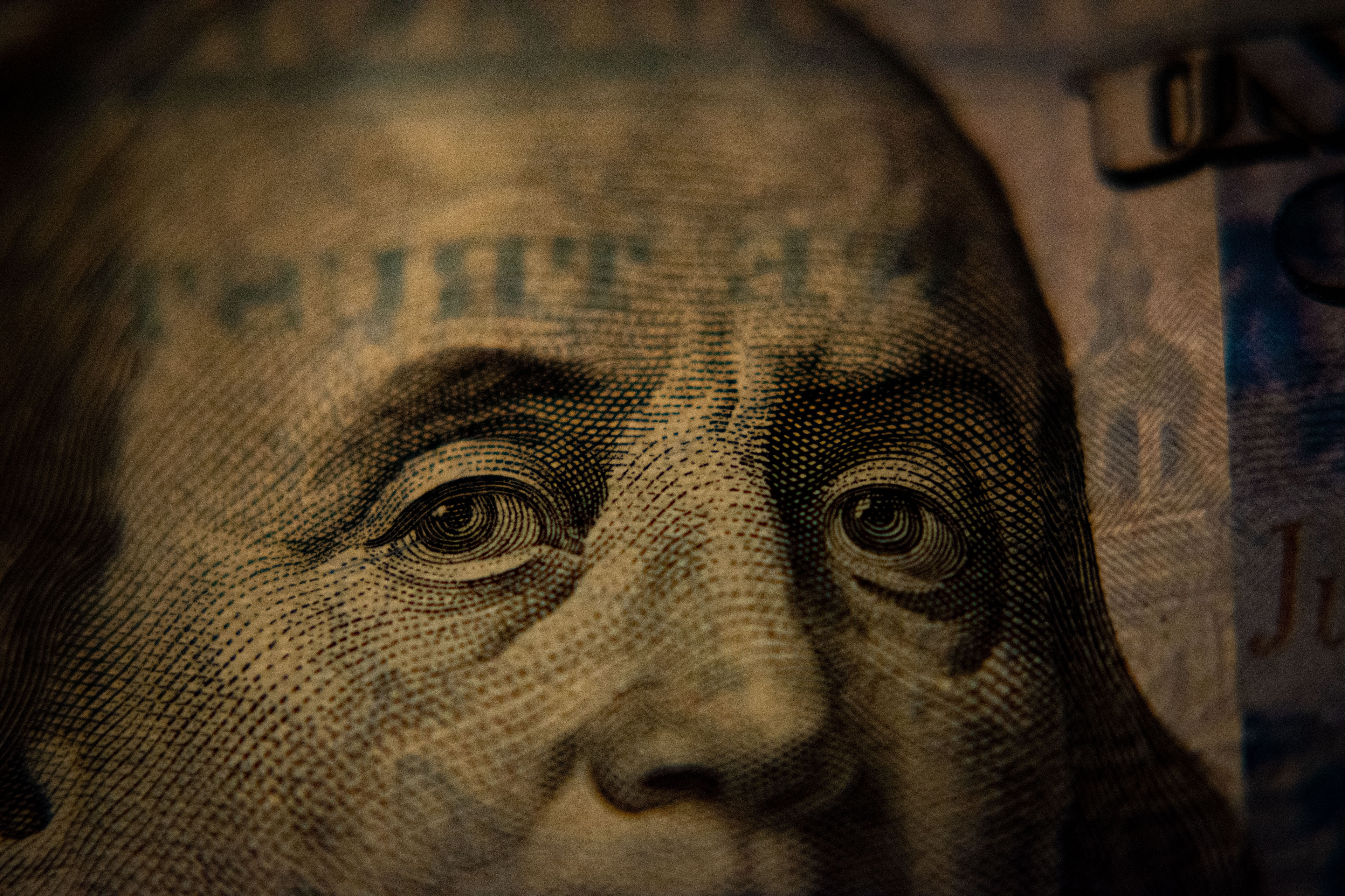 A close-up of a dollar bill with Benjamin Franklin's face / www.gastro-label.com