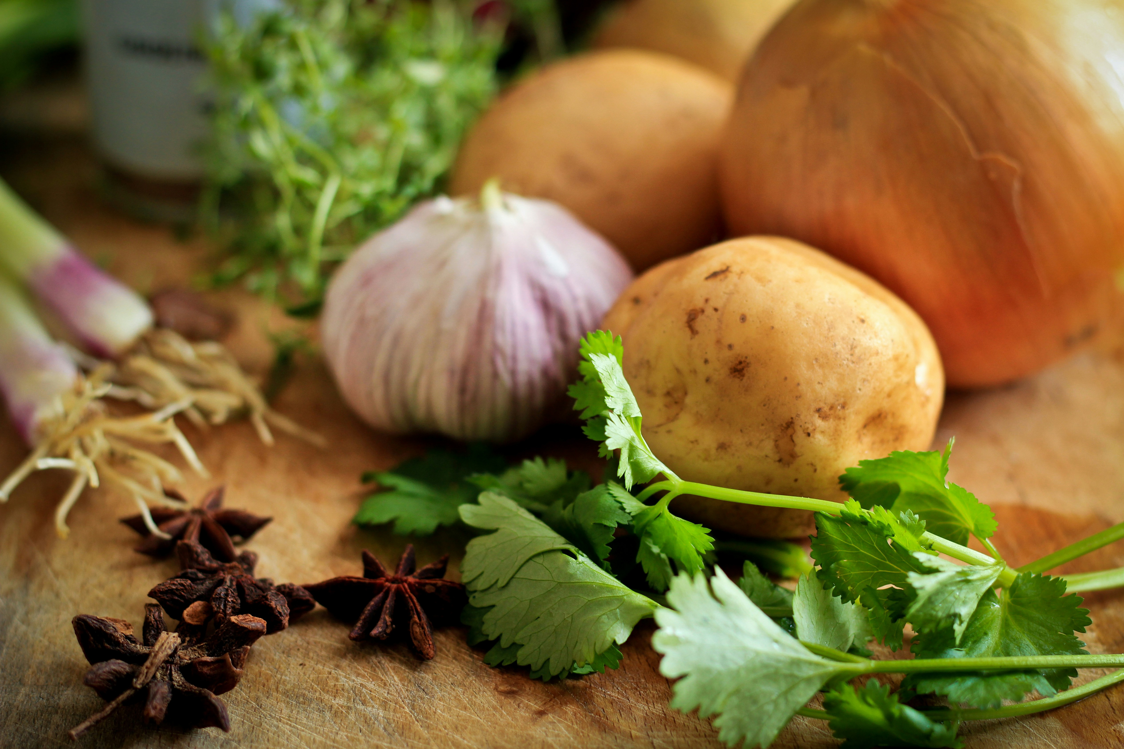 Various vegetables on a wooden board in a very nice kitchen / The Gastro Label / www.gastro-label.com
