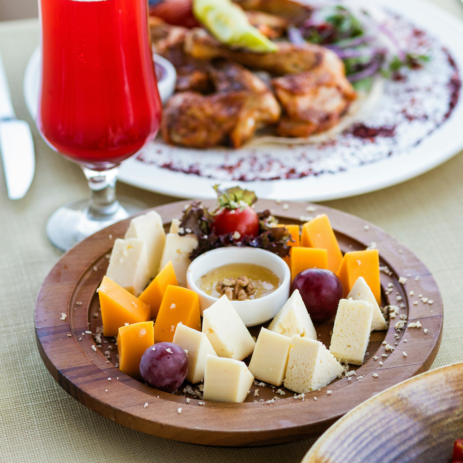 A cheese plate with various sliced cheese cubes / The Gastro Label / www.gastro-label.com