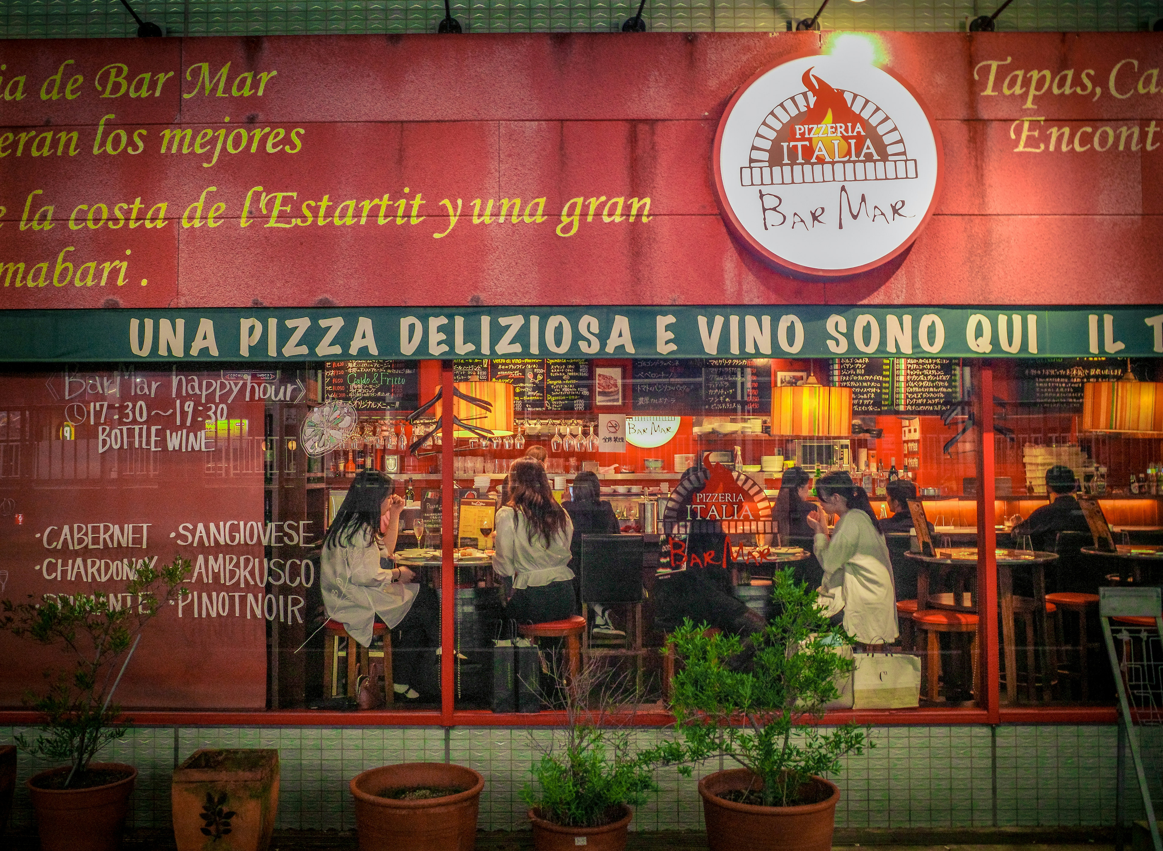A restaurant from the outside with highly visible advertising / www.gastro-label.com