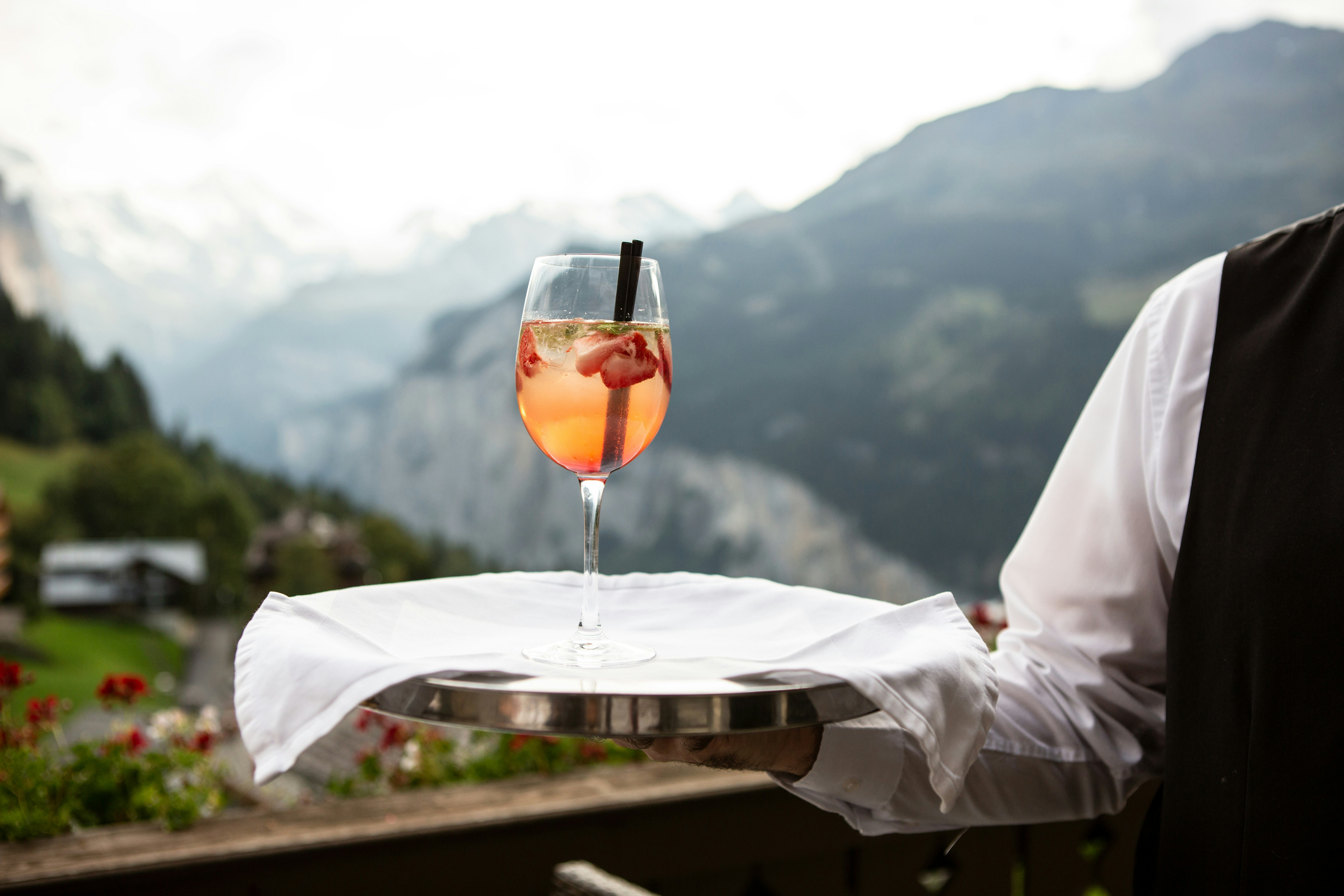 A waiter serves a high-quality drink on a tray / The Gastro Label / www.gastro-label.com