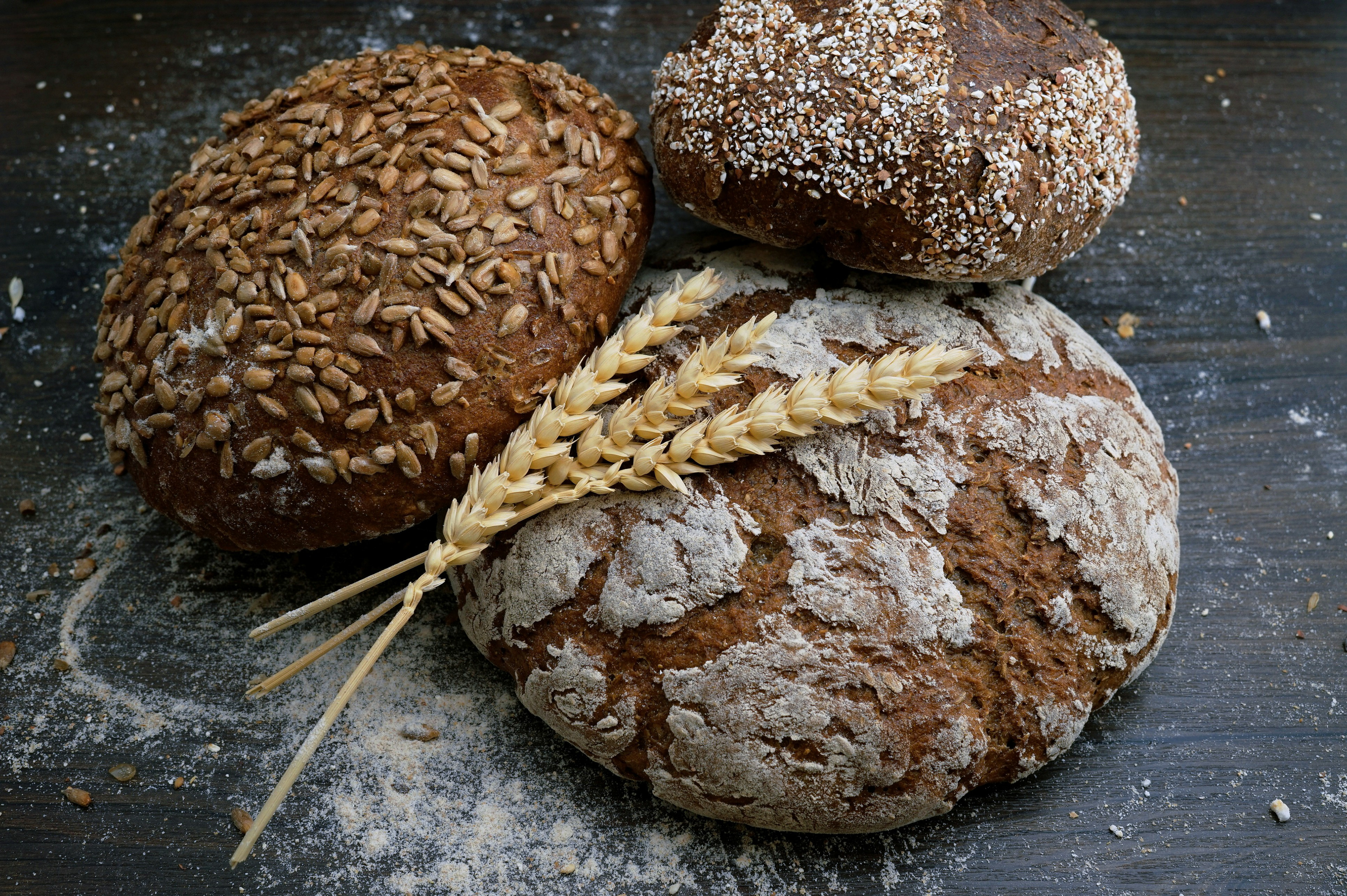 A few loaves of brown bread lying in a linen basket / The Gastro Label / www.gastro-label.com