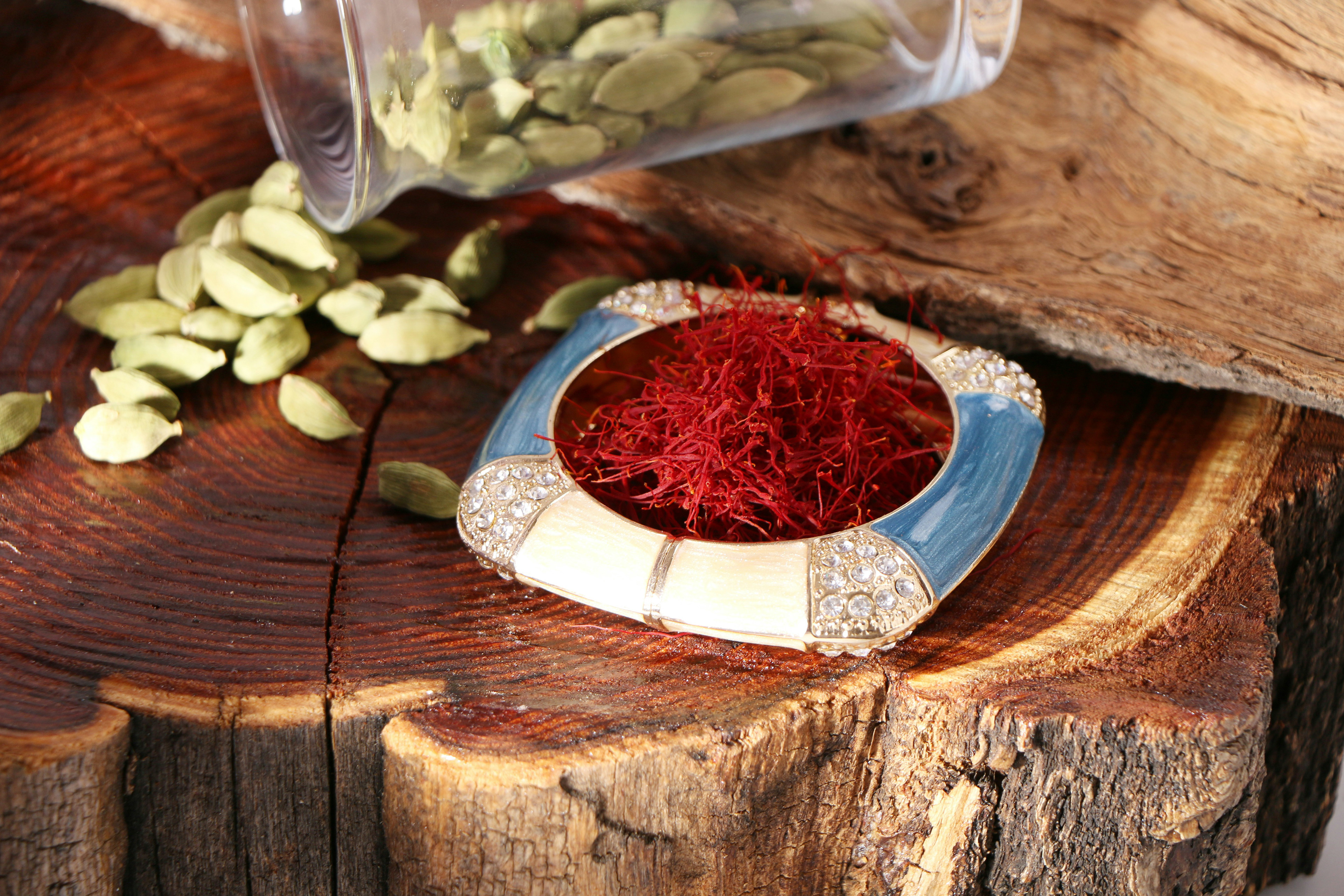 Red, glowing caviar in a silver plate on a wooden table / The Gastro Label / www.gastro-label.com