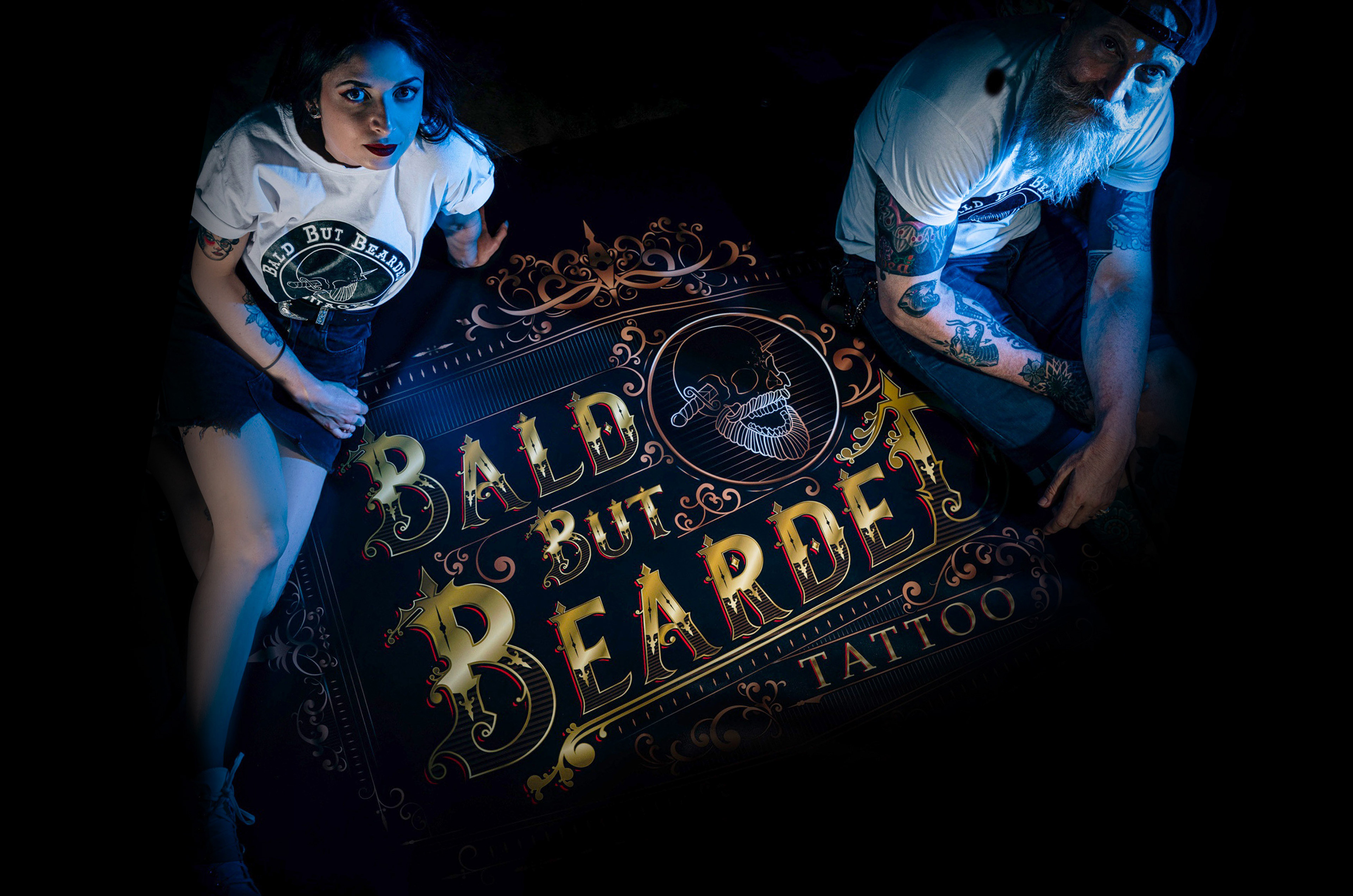 Markus et Birdy tatoueurs du salon Bald But Bearded. Grande bannière utilisée sur le stand durant les conventions et salons