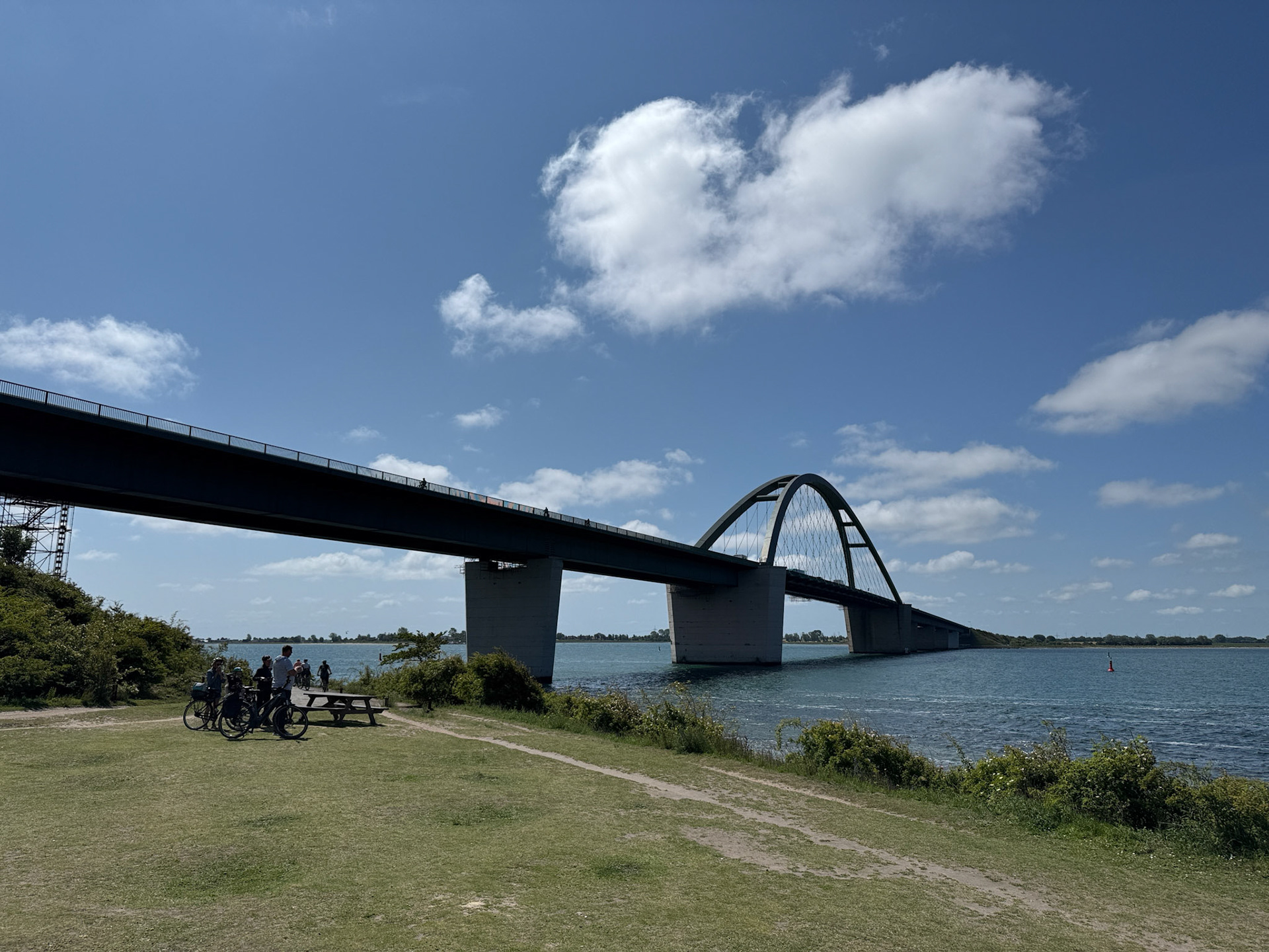Unter der Fehmarnsundbrücke durch
