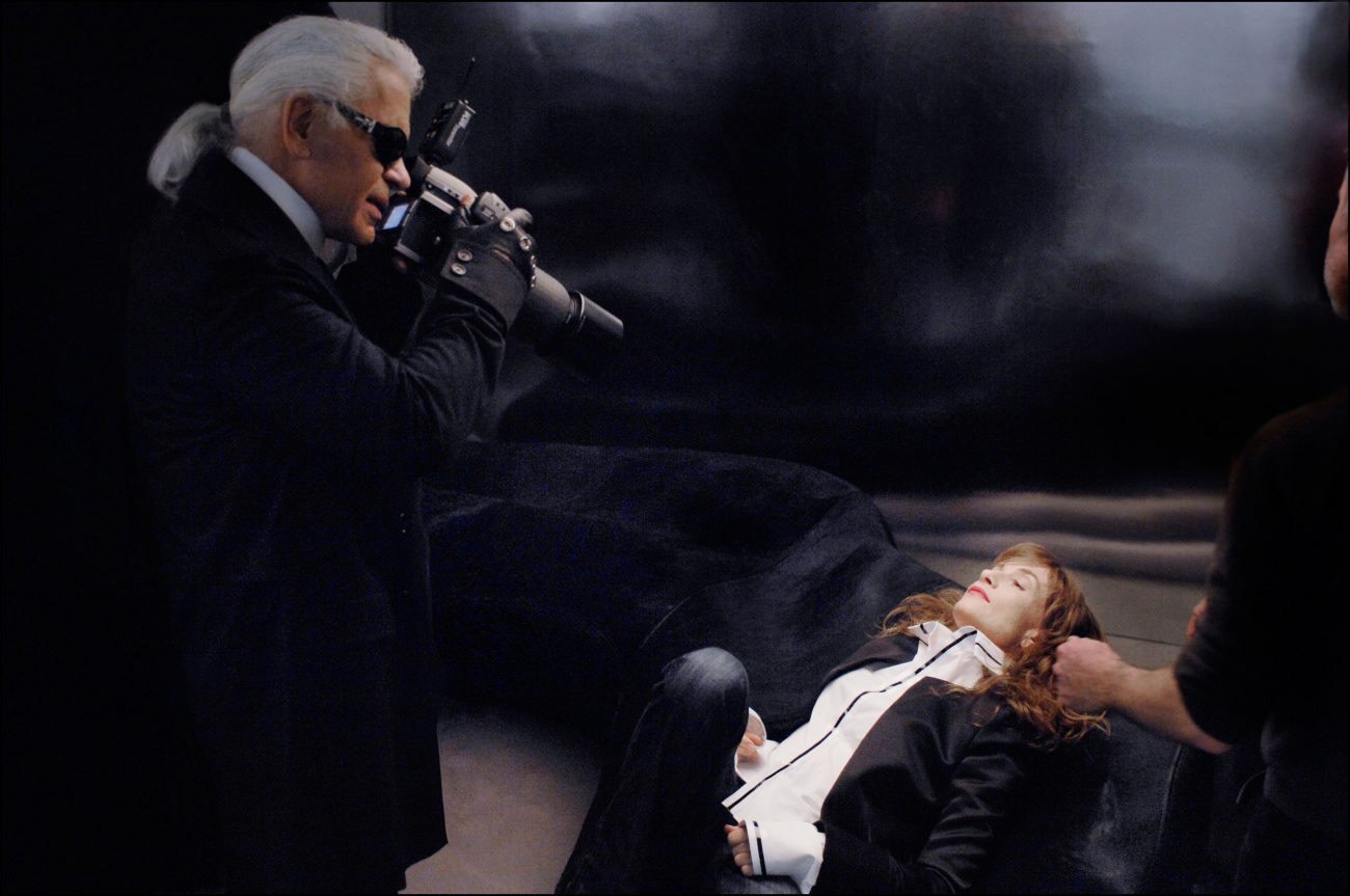Karl Lagerfeld prenant Isabelle Huppert en photo, lors du 60e anniversaire du Festival de Cannes, en 2007