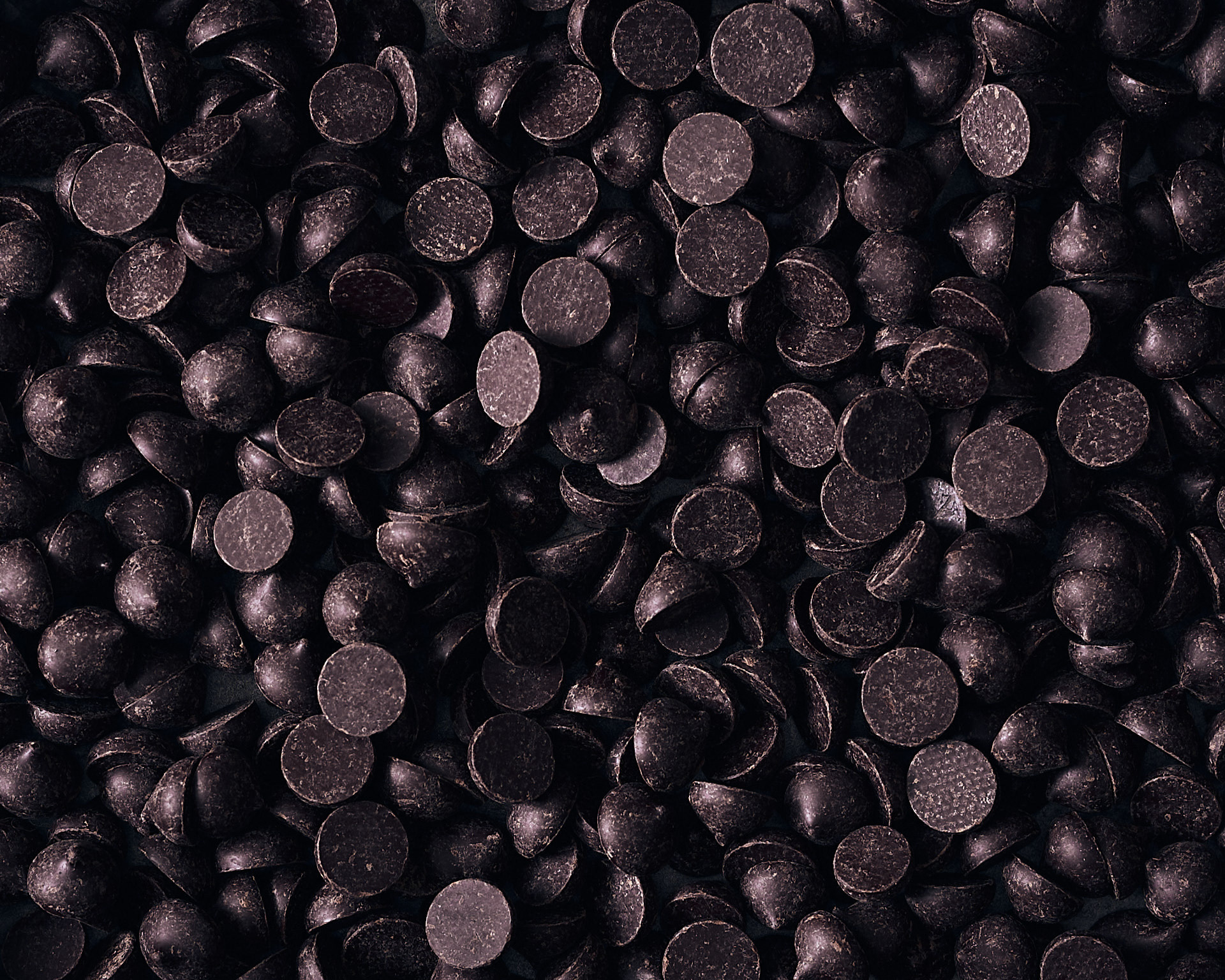 A food photography chocolate chips close up image, made by Kata Endrodi, a food photographer in Montreal