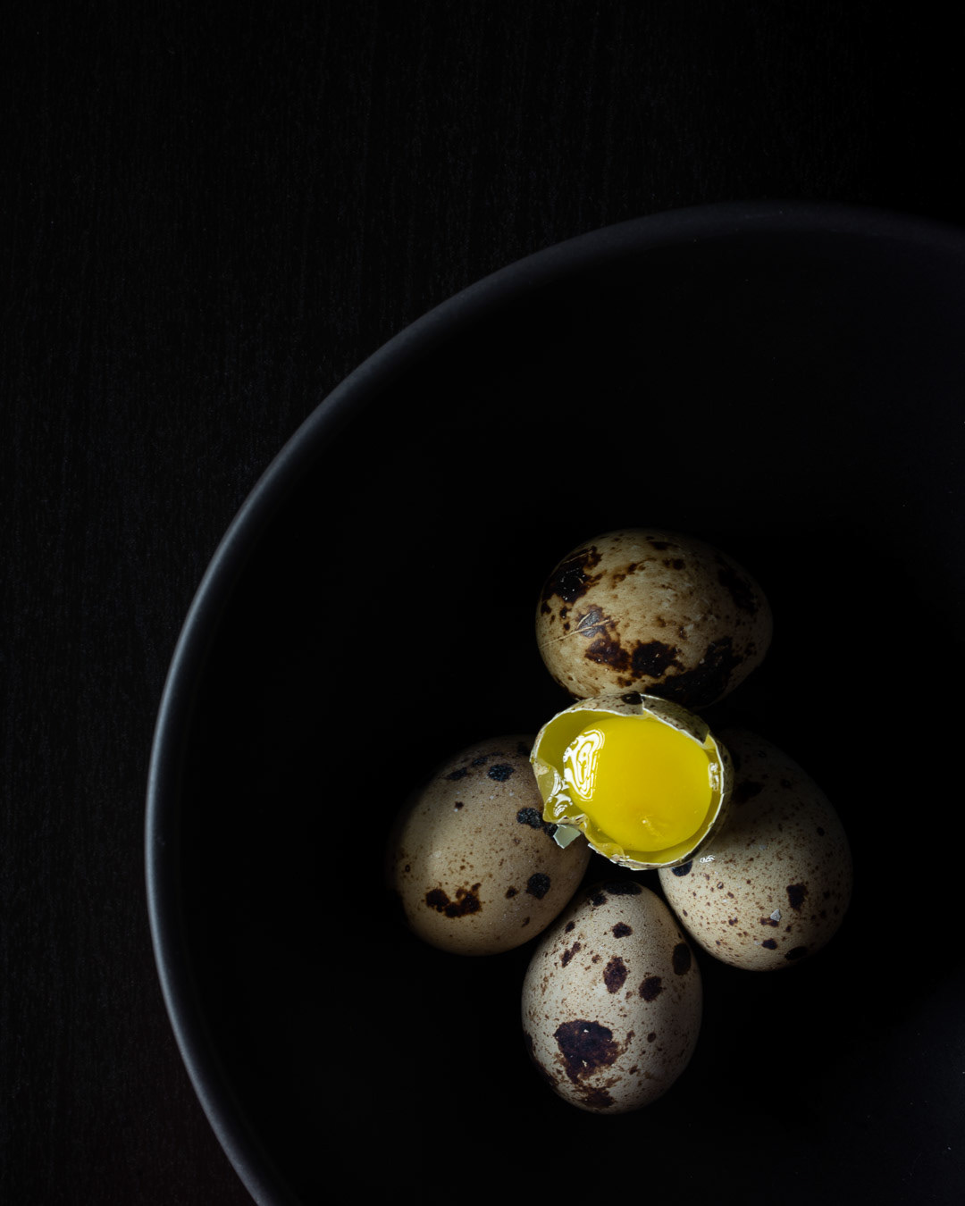 A food photography quail eggs image in black bowl, made by Kata Endrodi, a food photographer in Montreal