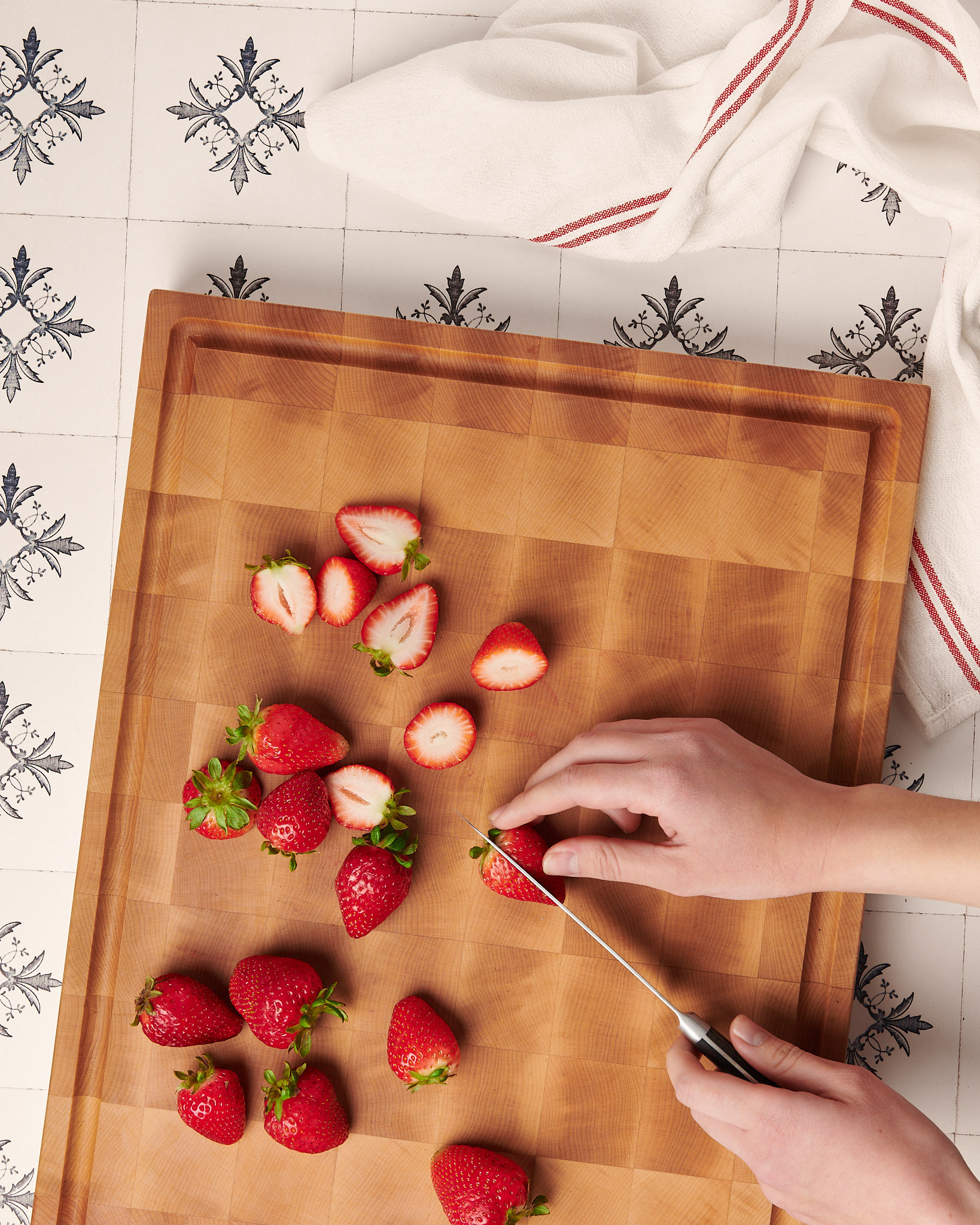 slicing_strawberries_cutting_board_lifestyle_kata_endrodi_food_photography_montreal