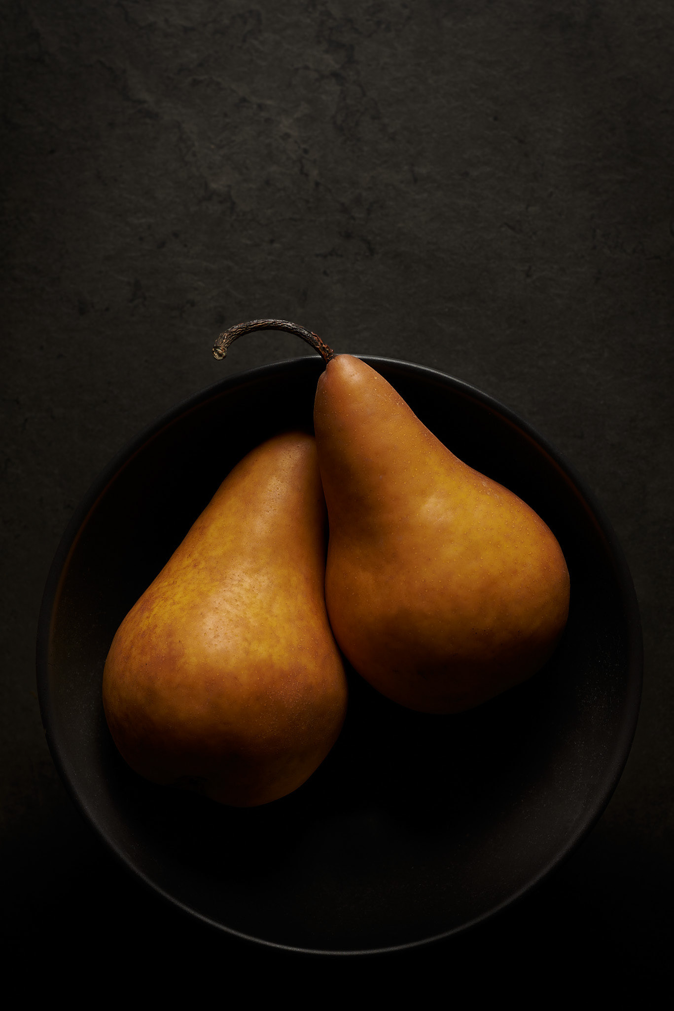 A food photography two pears image in black bowl, made by Kata Endrodi, a food photographer in Montreal