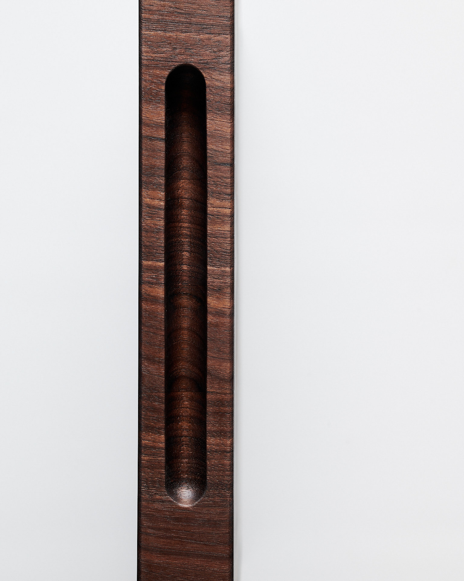 A product photography walnut wooden cutting board side image showing the handle, made by Kata Endrodi, a food and product photographer in Montreal