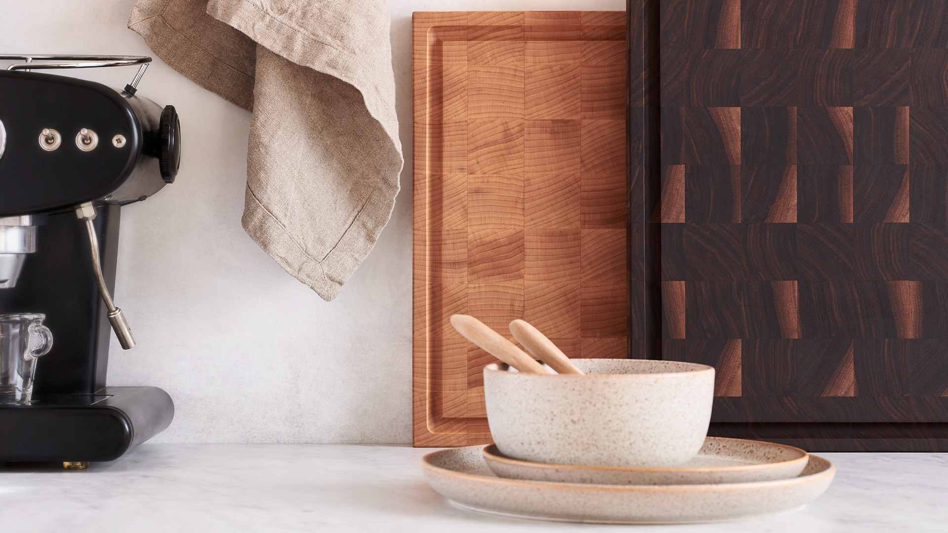 Minimalist lifestyle photography of a wooden kitchen counter and board, captured by Montreal food photographer Kata Endrodi