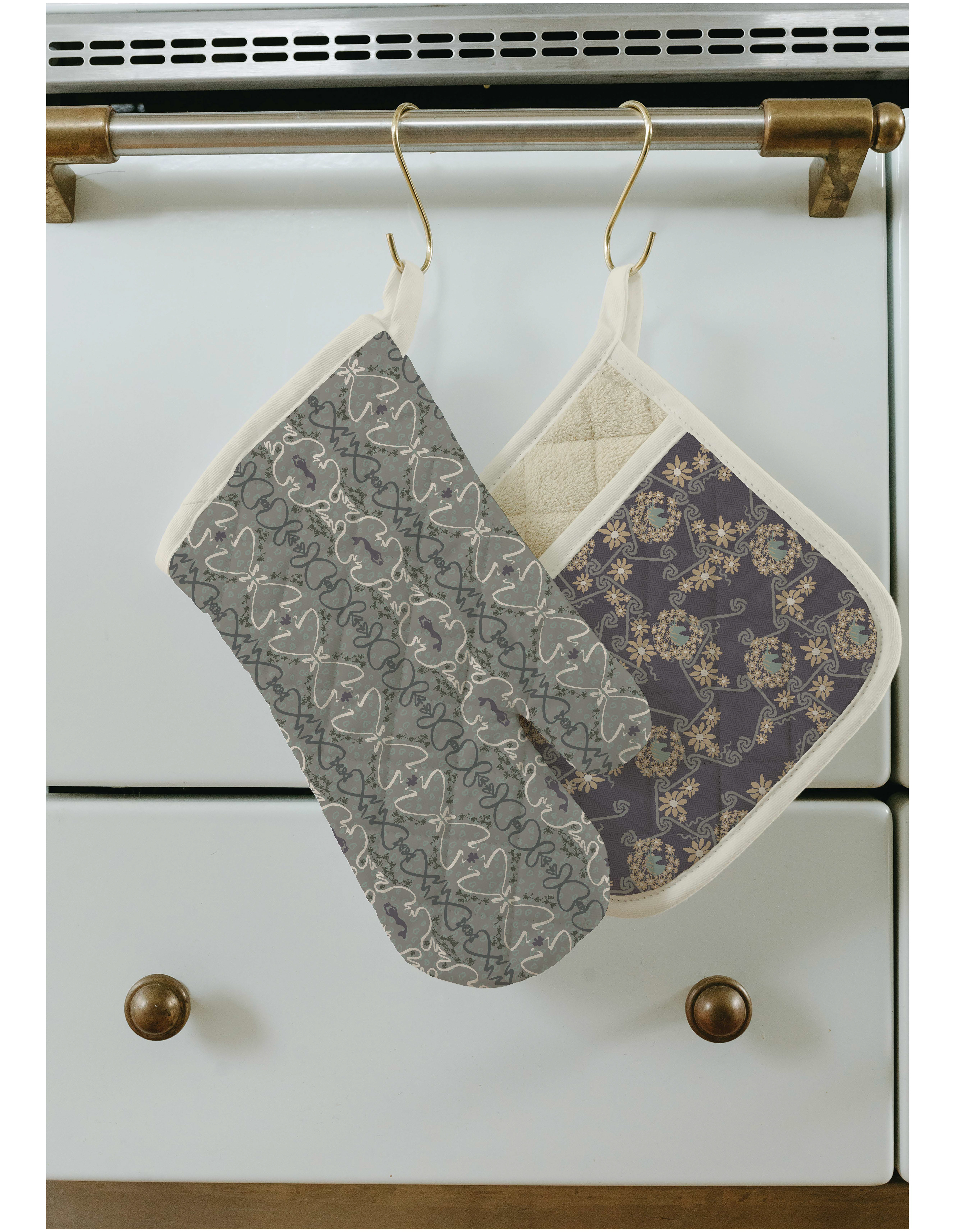 Oven Mitt - Luck o' the Irish / Pot Holder - Unicorns in the Garden