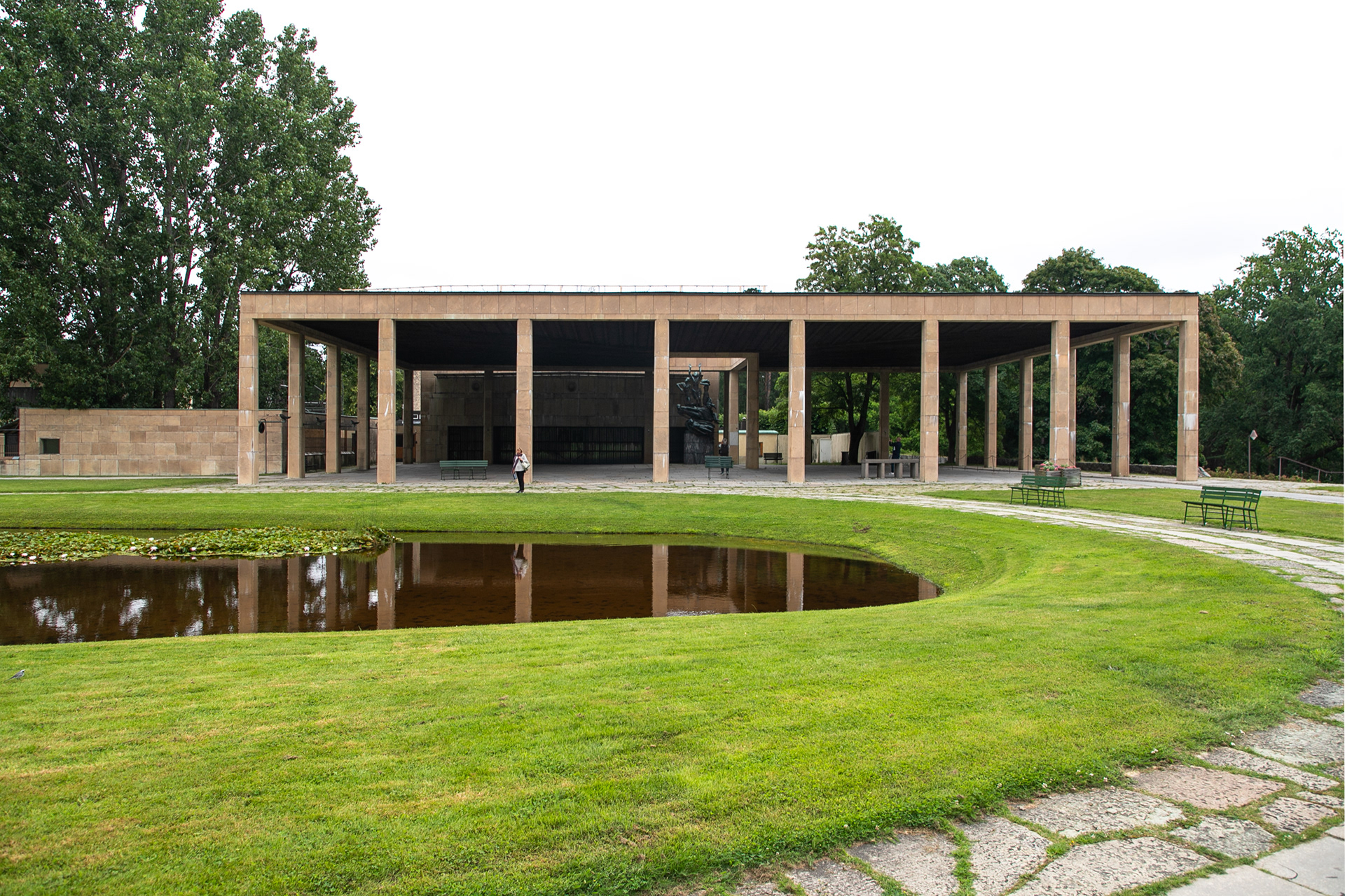 The Monument Hall: The Woodland Crematorium, the largest building at Skogskyrkogården, with three chapels and a monument hall. Architects Sigurd Lewerentz and Gunnar Asplund worked together on the building until 1936. At that point, Stockholm city gave the assignment solely to Gunnar Asplund.