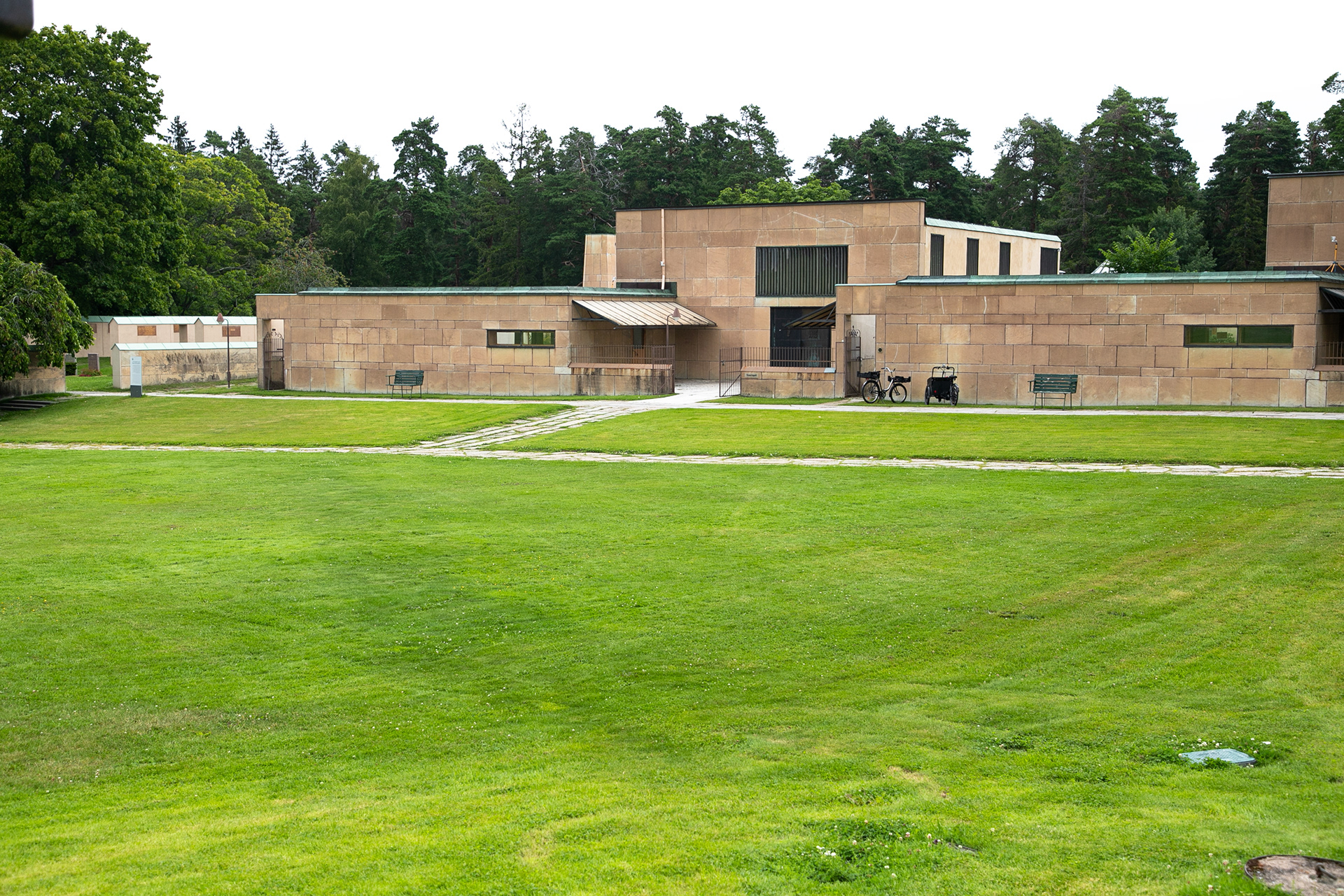 The Woodland Crematorium, the largest building at Skogskyrkogården, with three chapels and a monument hall. Architects Sigurd Lewerentz and Gunnar Asplund worked together on the building until 1936. At that point, Stockholm city gave the assignment solely to Gunnar Asplund.