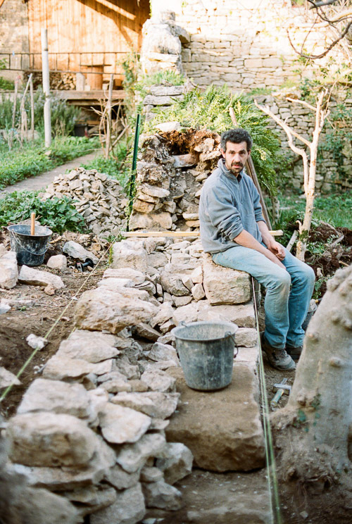 a good example on how Samuel uses traditional techniques, with his work on the front and the old wall behind him. both are build the same