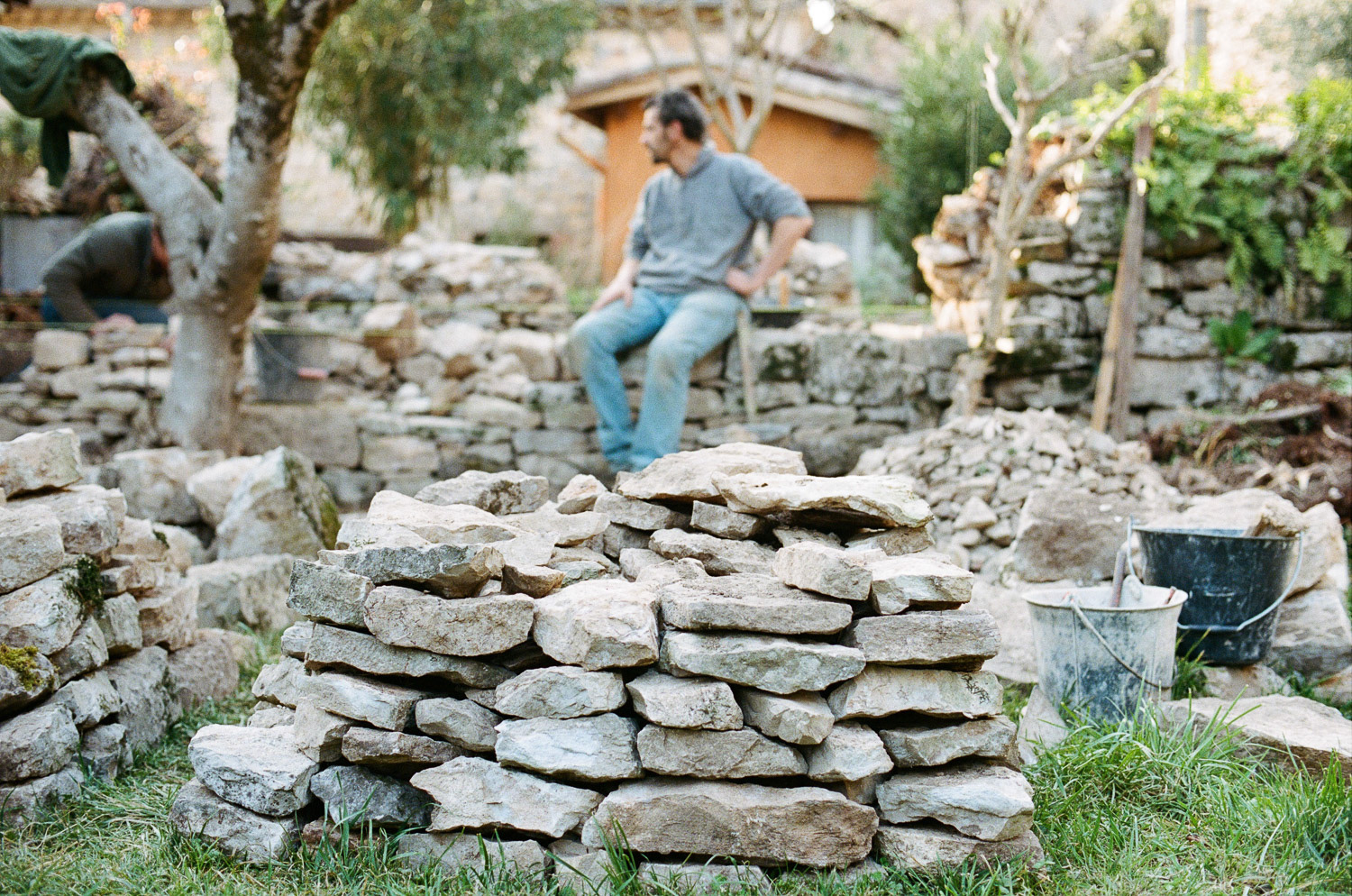 In order to keep track of the stones he has Samuel builds what's called "pierreriers" in french.