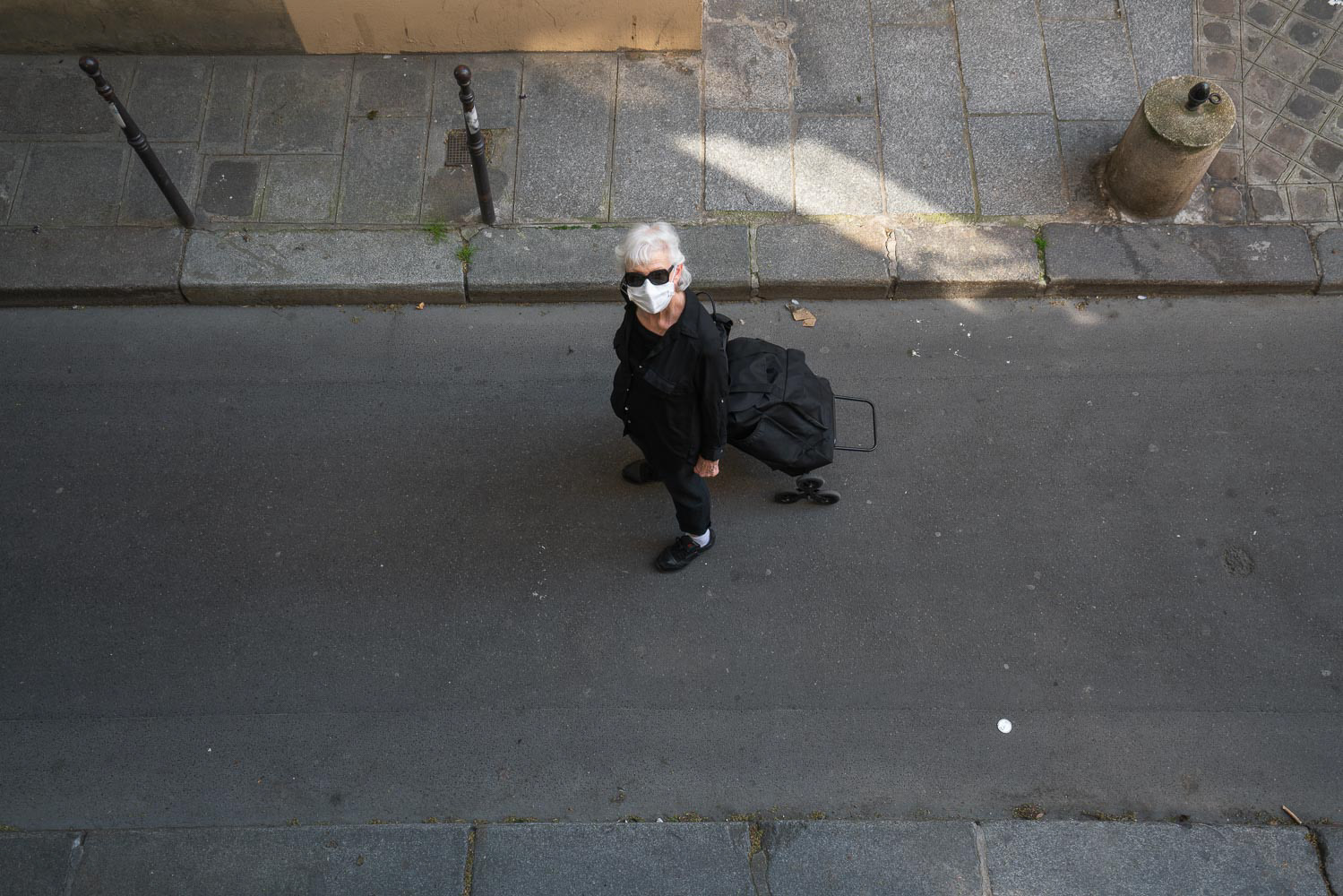 Going to do the groceries in style, Parisian deal with a pandemic in style, no matter what