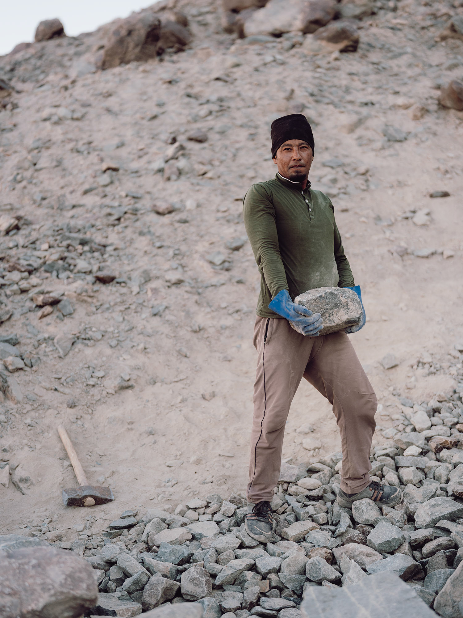 Roadworker building a landslide barrier along the road to the disputed Siachen Glacier 