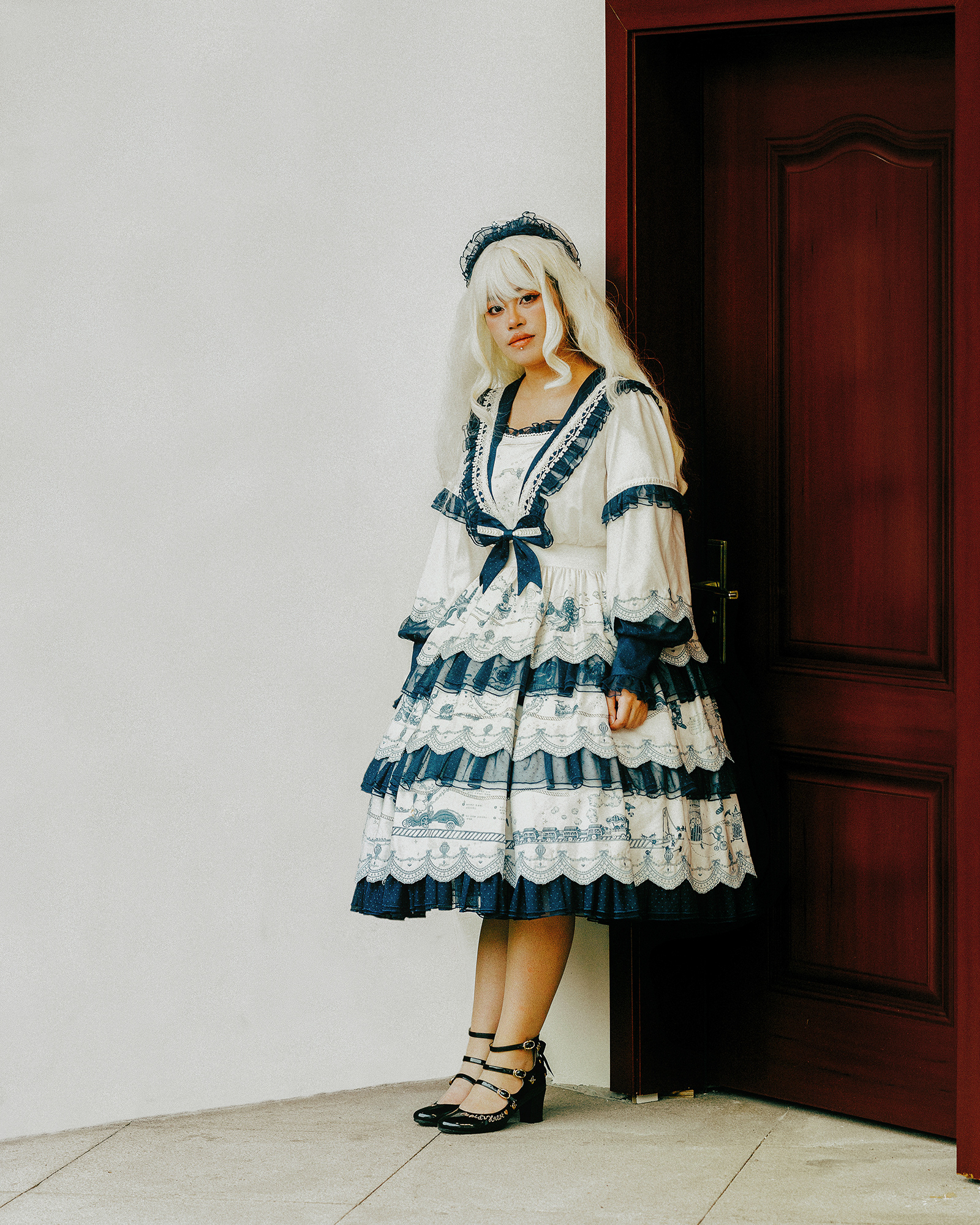 Mo Su. Mo Su developed an interest in Lolita fashion around 2018, enjoying both Gothic and Classic styles. To her, Lolita represents freedom and audacity, prioritizing personal joy over conforming to the expectations of elders. She follows her inner aesthetic and pays no mind to others' opinions. Often on Fridays, she wears Lolita attire to the office. As she closes the office door at the end of the day, she feels liberated.