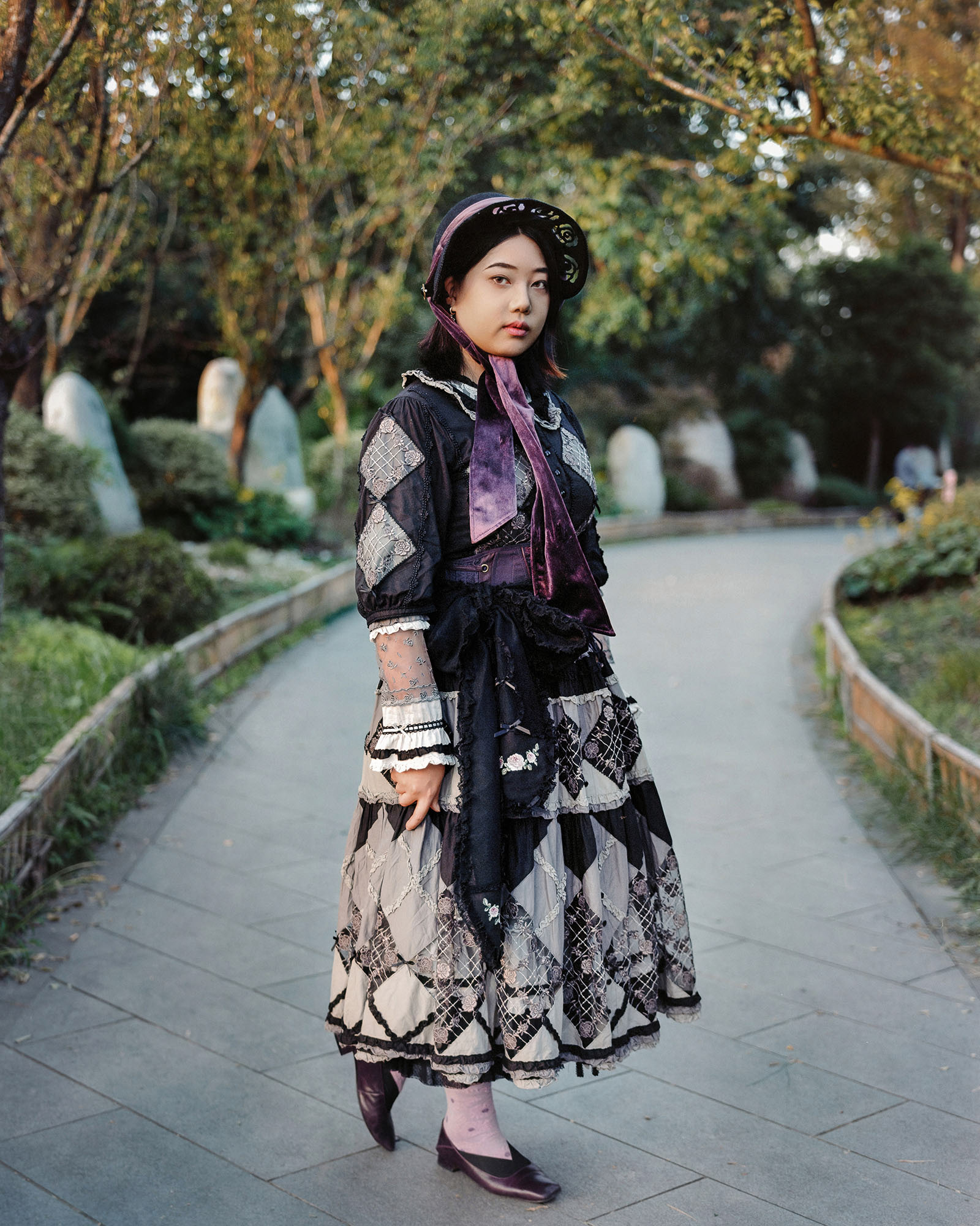 Le Le. Le Le is a Lolita costume and hanbok enthusiast who is preparing to study art in Japan this year. Before studying abroad, she spends her free time doing make-up for other enthusiasts.