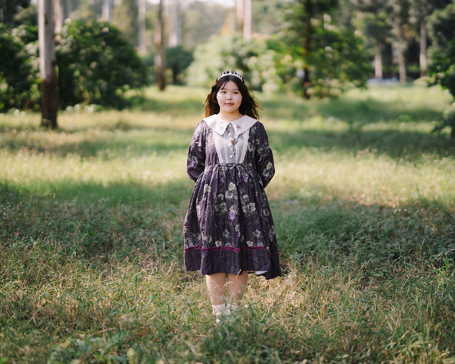 Cindy. Cindy began following Lolita fashion around 2022 and is currently a sophomore in college. I got acquainted with her through social media and arranged to meet on a free weekend at a park near her school. She mentioned that Lolita has made her feel more refined and confident, also instilling in her a sense of being uniquely independent and cool in her own way.